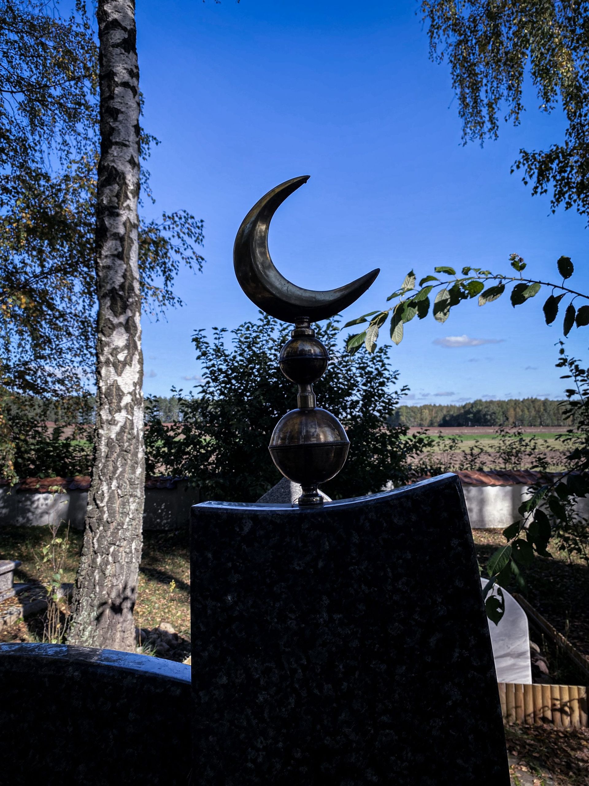 Les tombes du cimetière tatar, musulman, de Bohoniki, face à la campagne qui le sépare de la frontière.