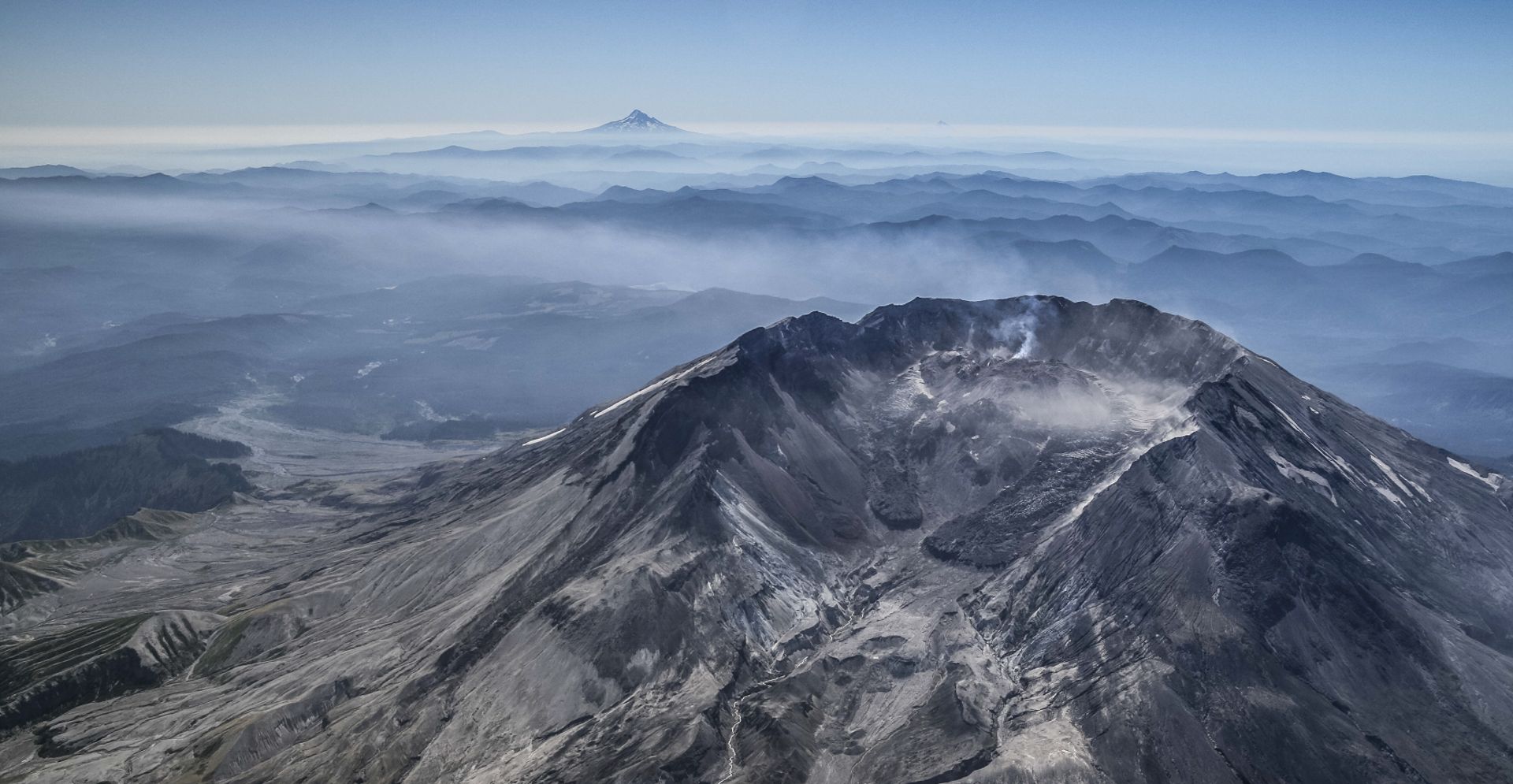 Le cratère qui a remplacé le sommet du Mont Saint Helens.  