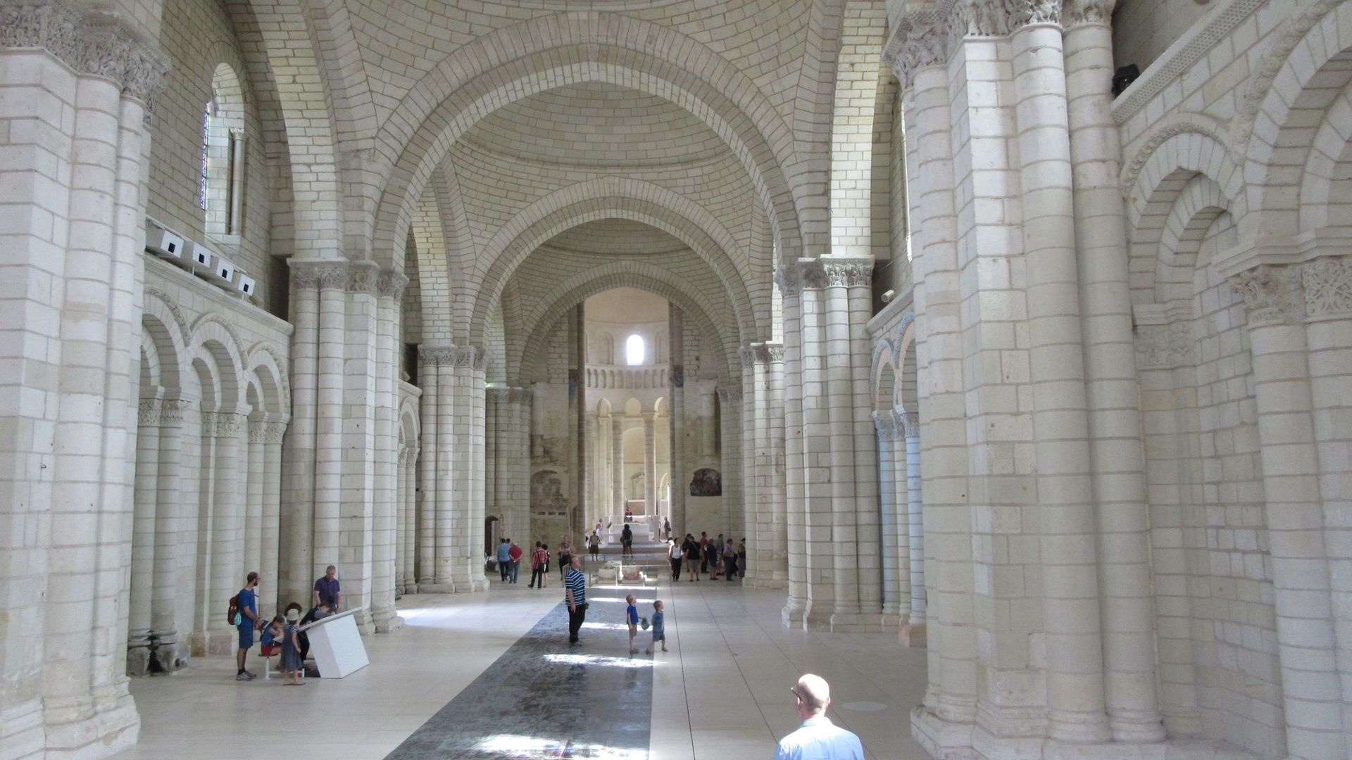 L’église de l’abbaye de Fontevraud où est inhumé Richard Cœur de Lion, avec ses parents…