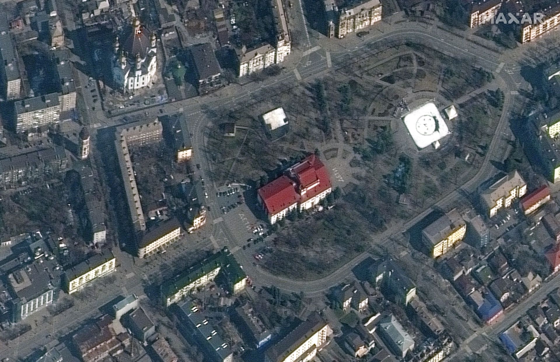 Théâtre municipal photographié par le satellite Maxar, au 14 mars 2022