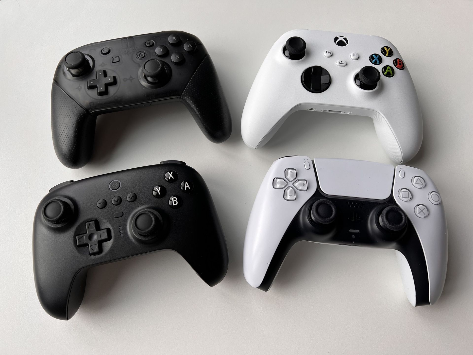De haut en bas, et de gauche à droite : Switch Pro Controller; manette Xbox; 8BitDo Ultimate Controller; DualSense PlayStation 5.