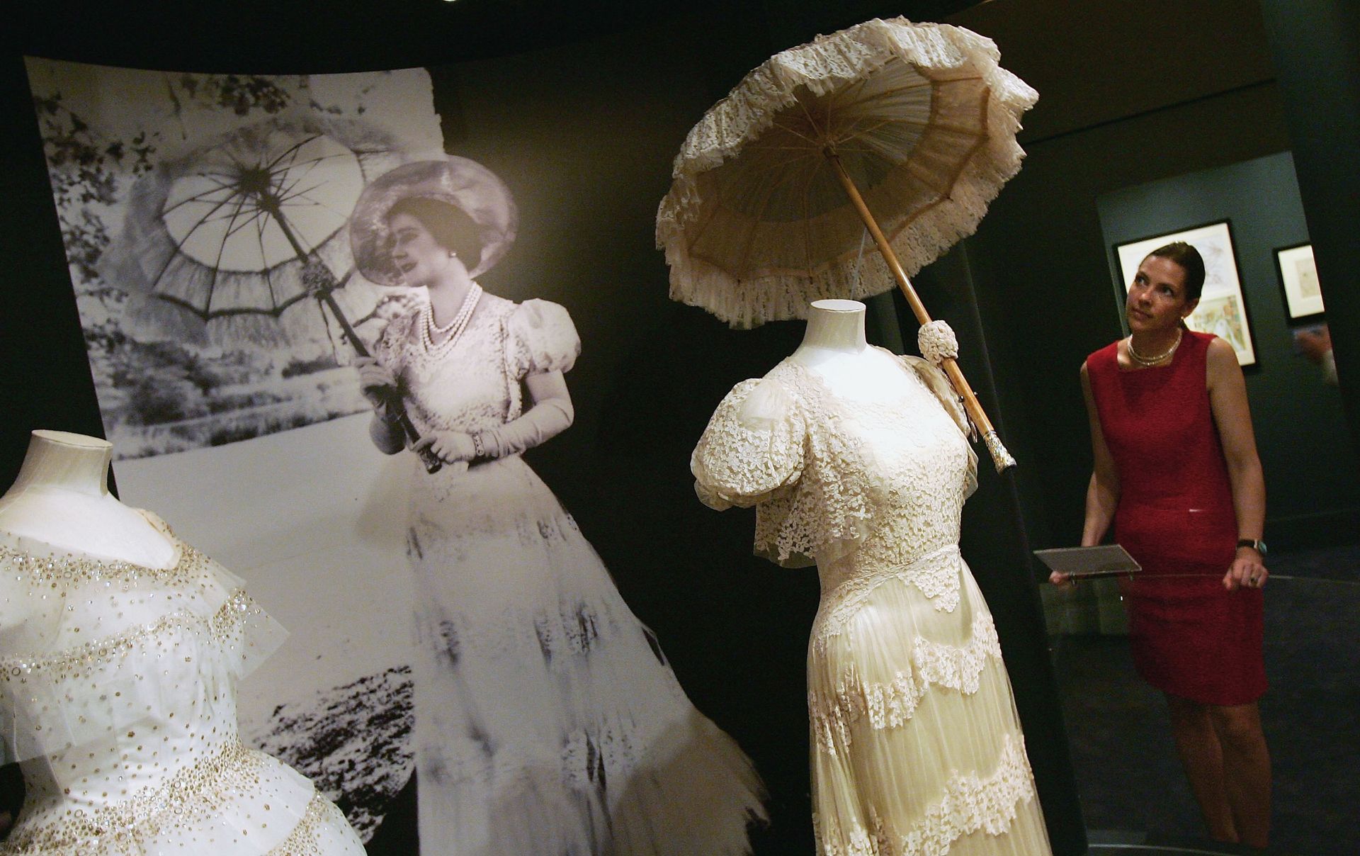 En 2005, lors d’une exposition à Buckingham Palace, une robe une ombrelle de la Reine mère, portées en 1939.