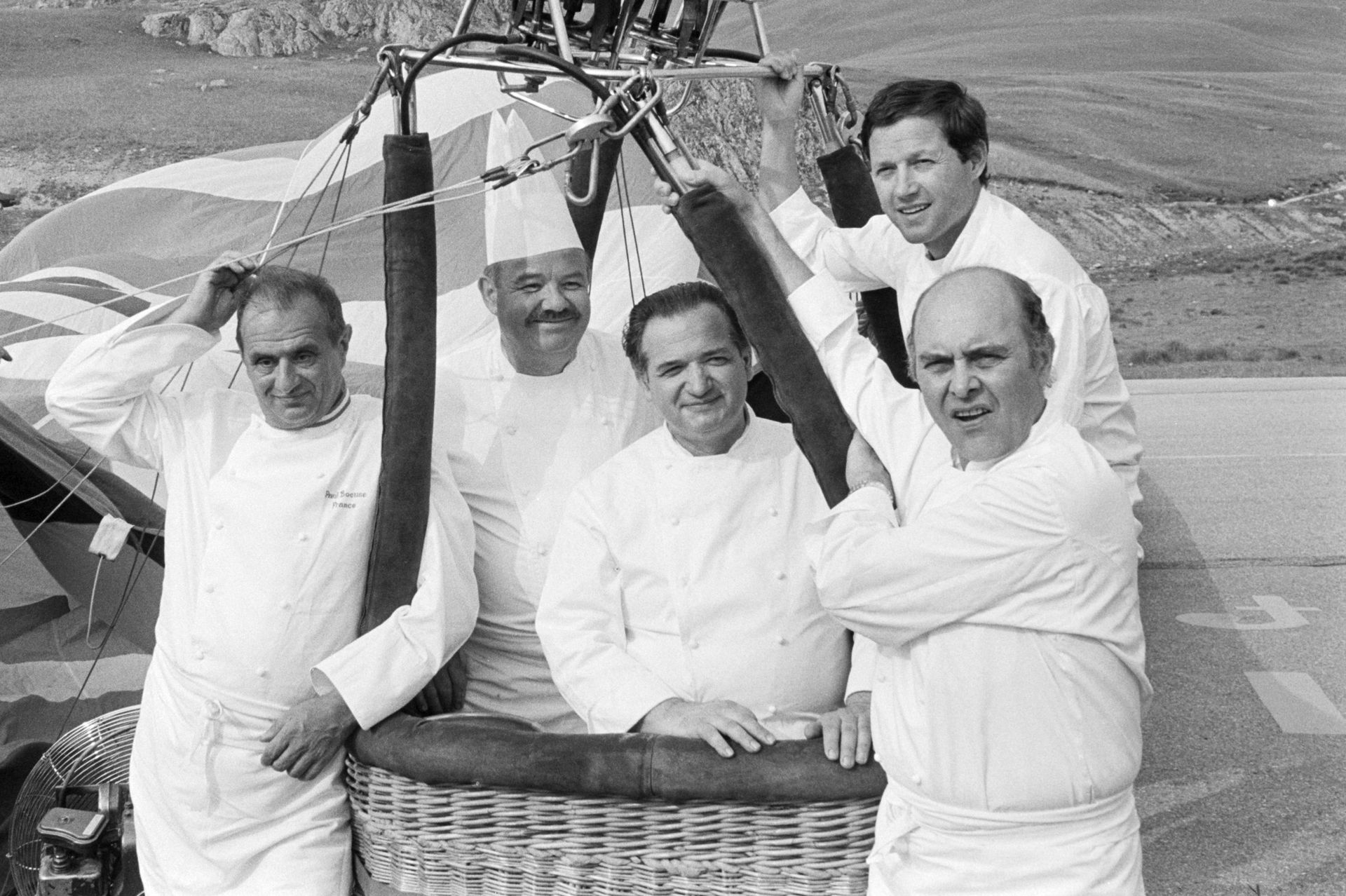 La fine équipe, vers les sommets, en juillet 1983. De gauche à droite : Paul Bocuse, Pierre Troisros, Jacques Pic, Georges Blanc et Alain Chape