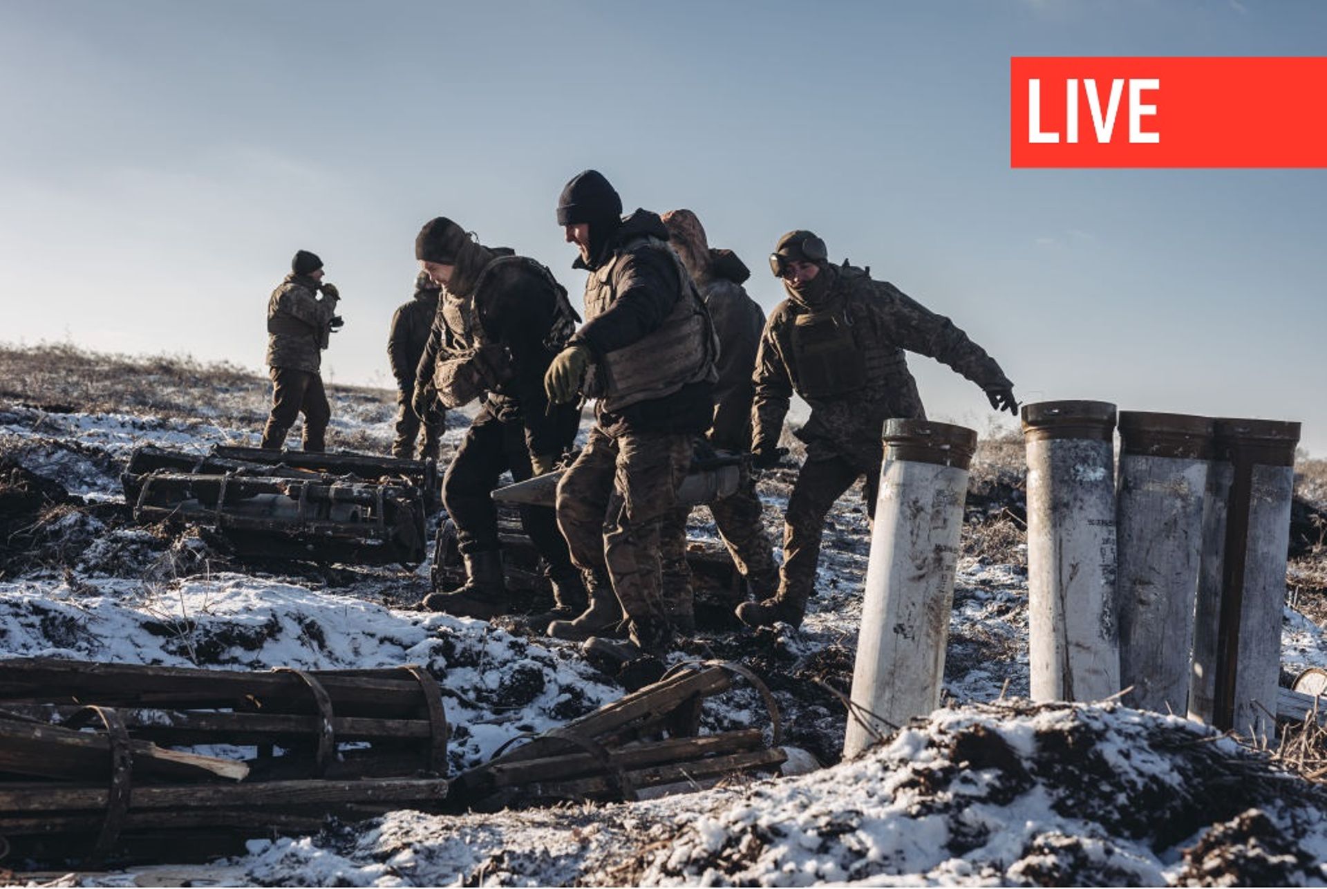 Des soldats ukrainiens travaillent avec de l'artillerie "pion" en direction du nord de la ligne de front du Donbass alors que la guerre Russie-Ukraine se poursuit à Donetsk, en Ukraine, le 7 janvier 2023. 