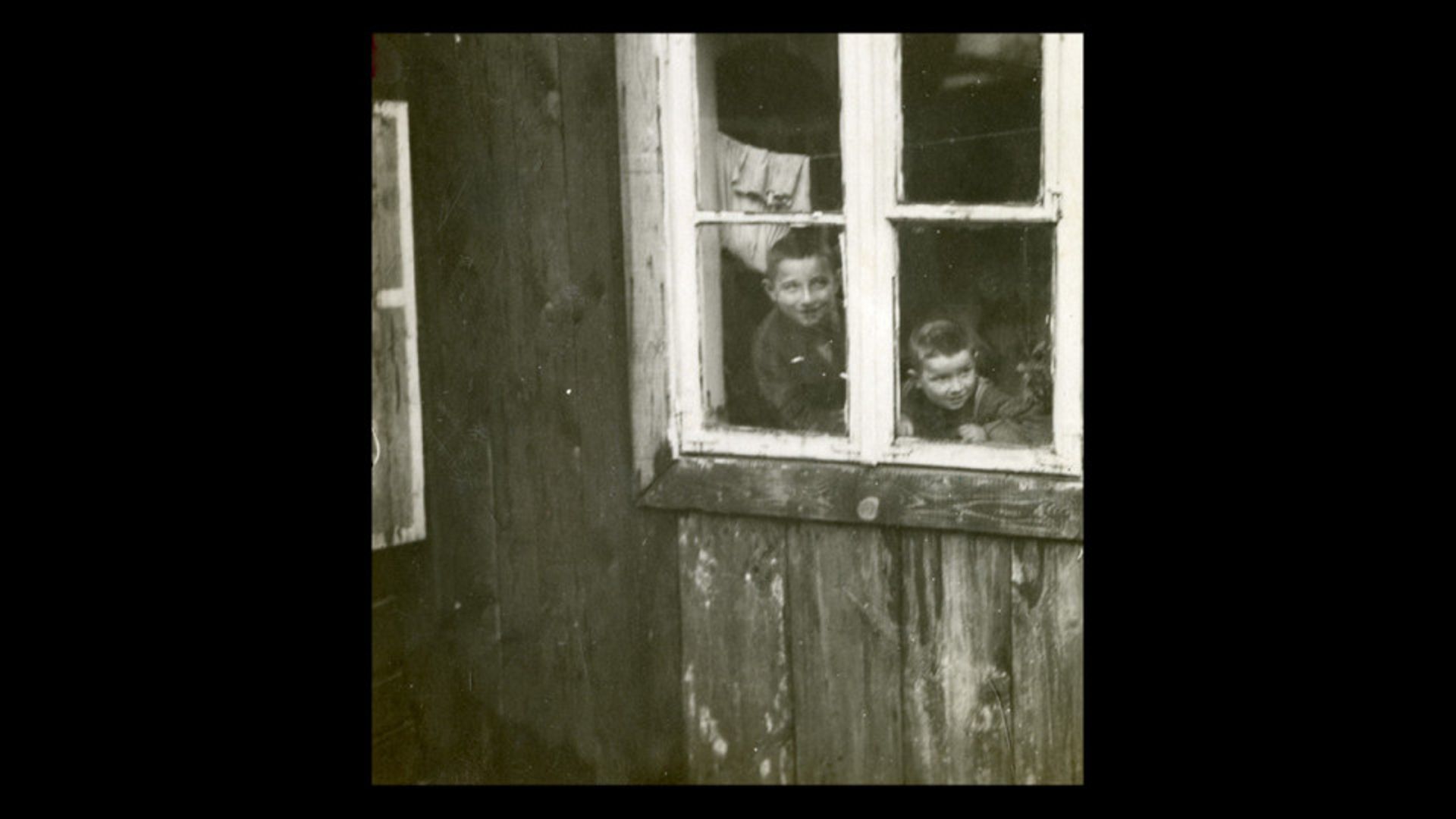 Enfants dans un quartier pauvre de Vilnius, alors ville polonaise, Mars 1933 