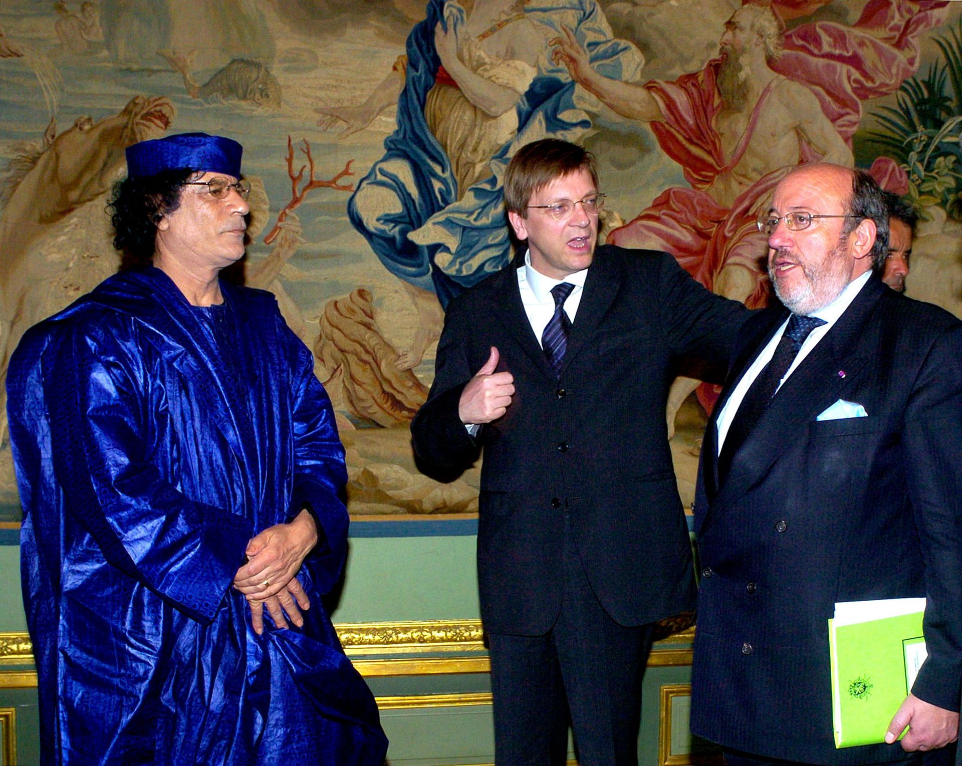 Le colonel Kadhafi rencontre Guy Verhofstadt et Louis Michel au Palis d'Egmont en 2004.