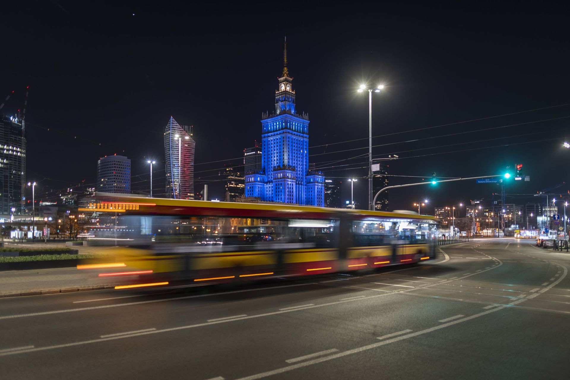 Palais de la Culture de Varsovie, éclairé en bleu (en hommage au personnel médical), ce 07 avril 2020