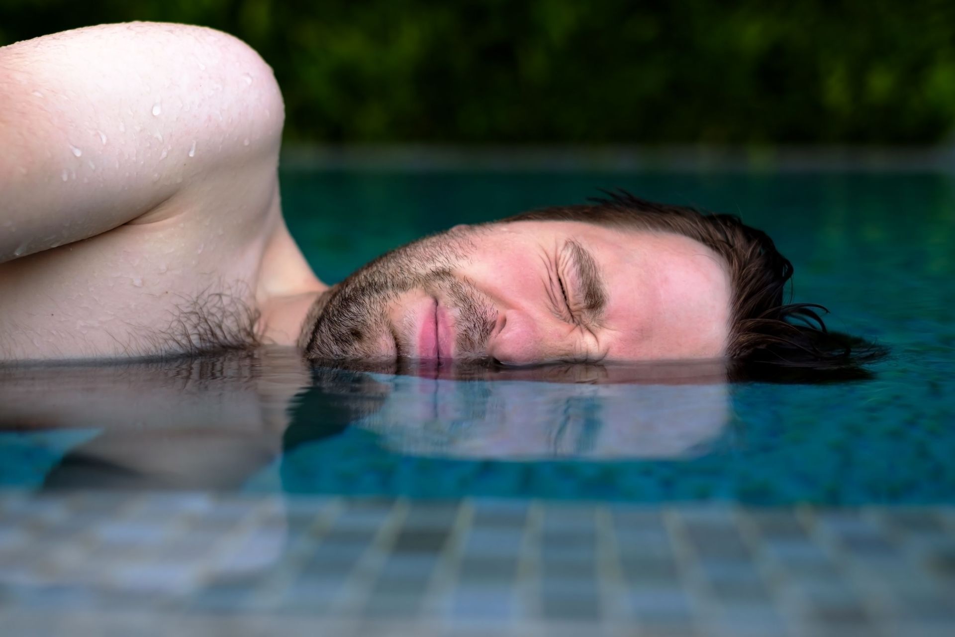 Allergie au chlore ou sel à la piscine : comment éviter les irritations ?
