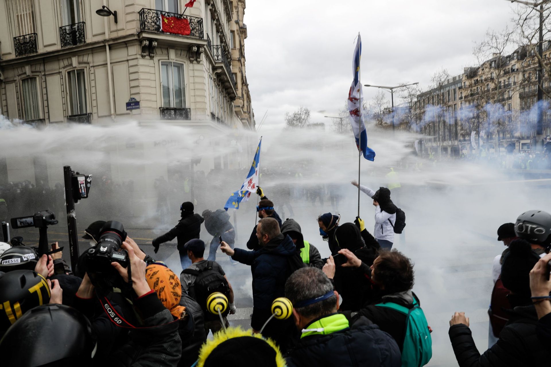Manifestation de "gilets jaunes" en France: heurts sur les Champs-Elysées et magasins pillés (vidéos)