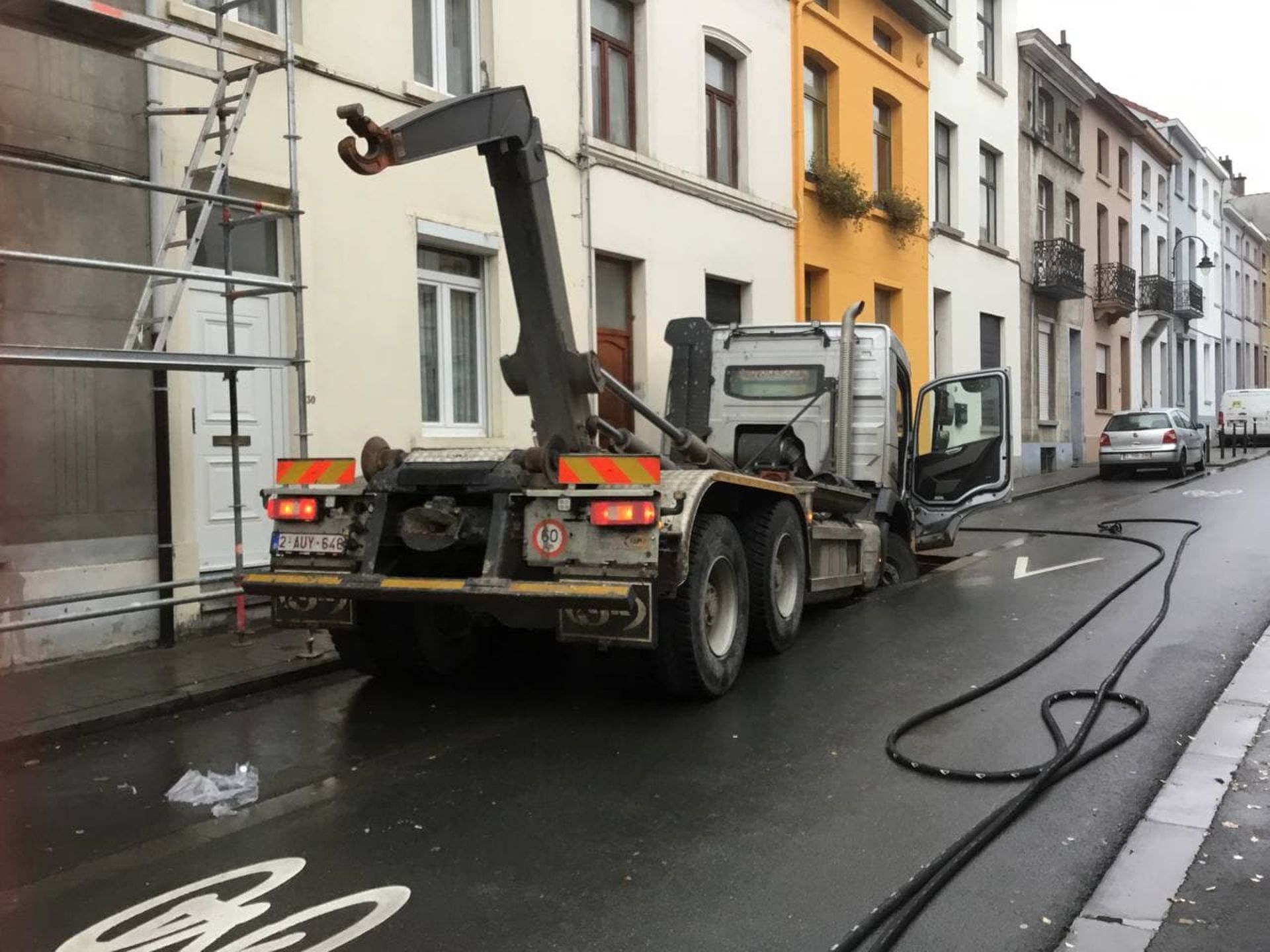 Le camion se coince sur une borne en béton en centre-ville : la dépanneuse  dépannée