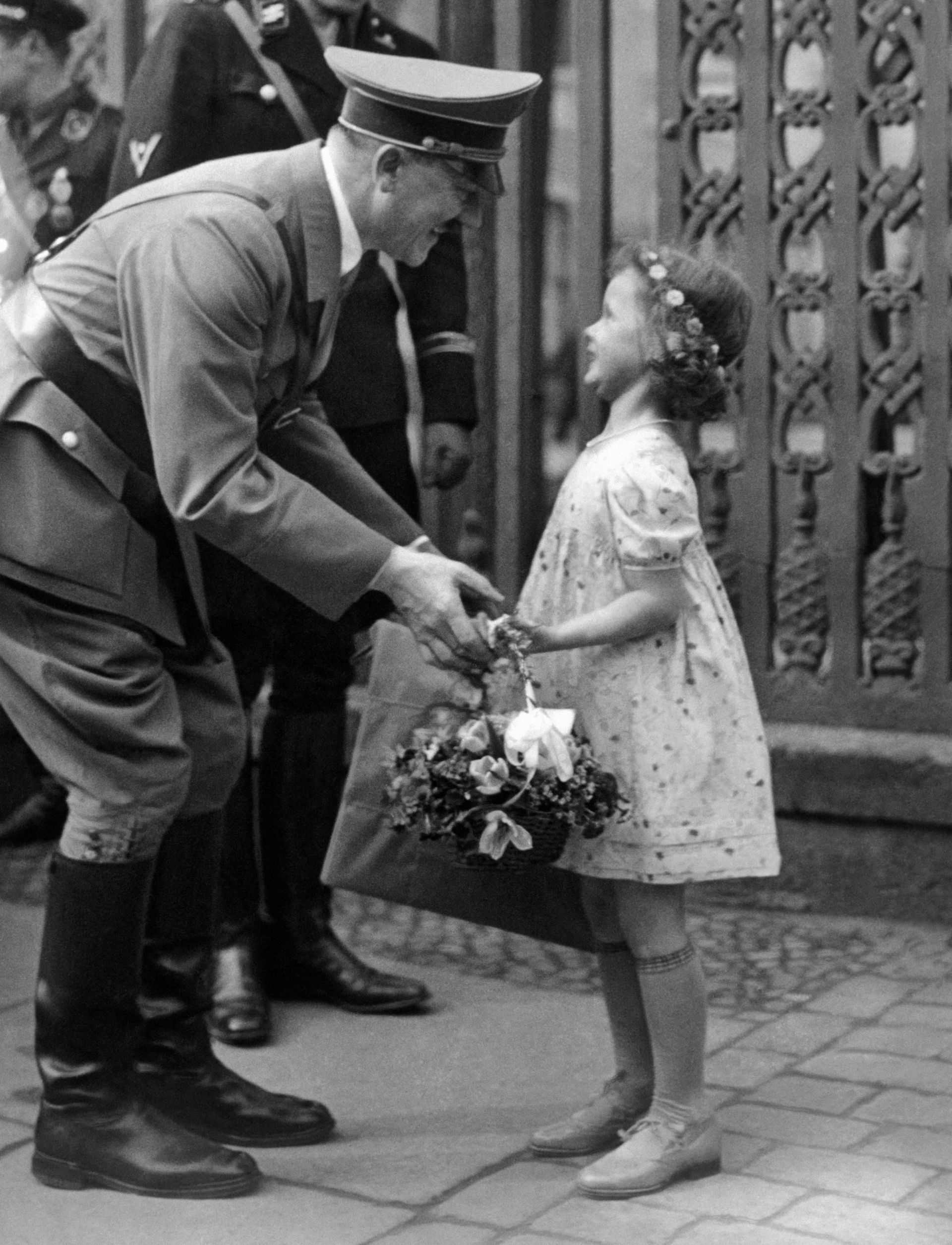 A. Hitler reçoit des fleurs d'une autre petite fille (1937)