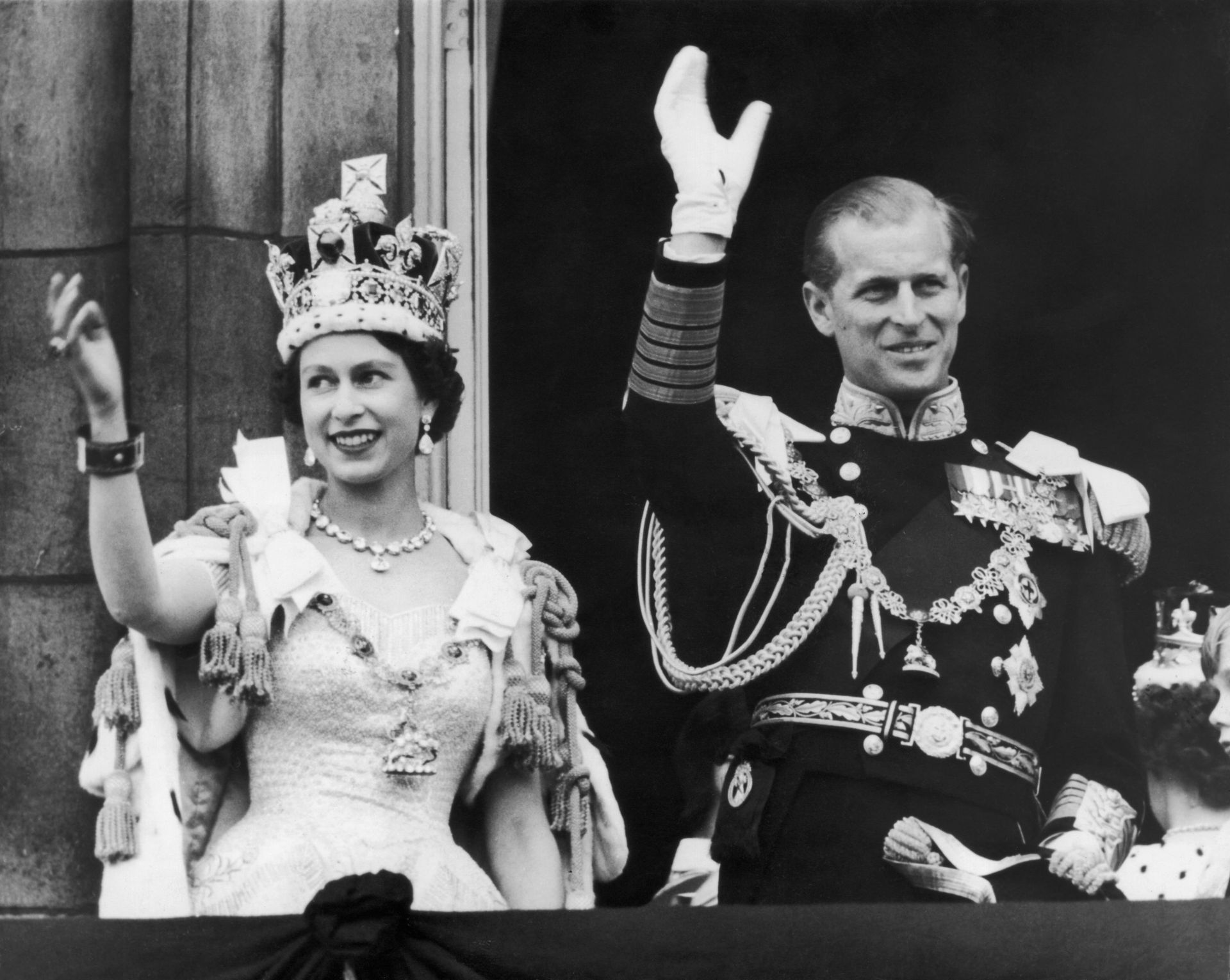 Toujours au balcon de Buckingham mais, cette fois, avec son époux, Philippe, le jour de son couronnement, en 1953.