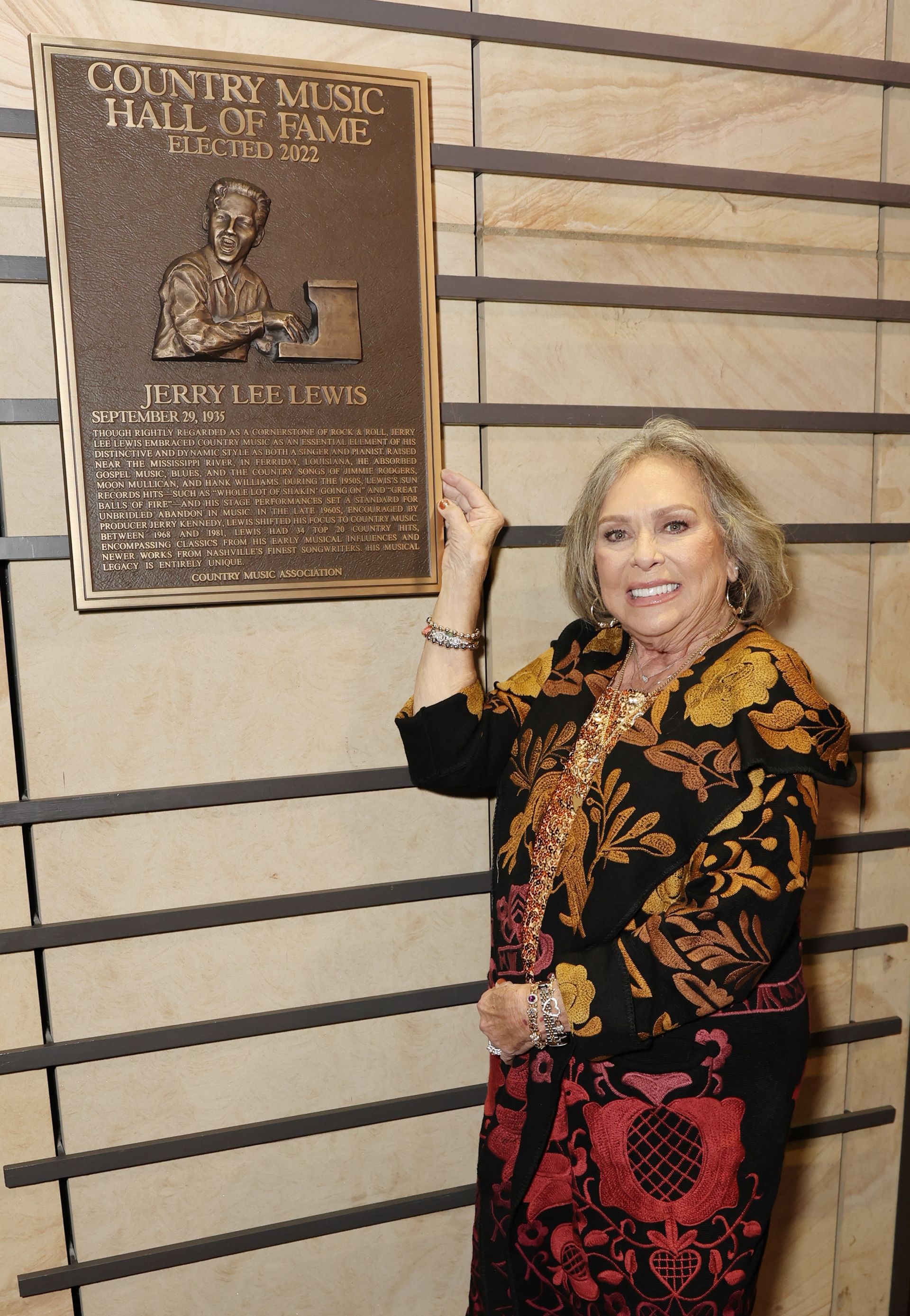 Judith Lewis à côté de la plaque hommage à Jerry Lee Lewis