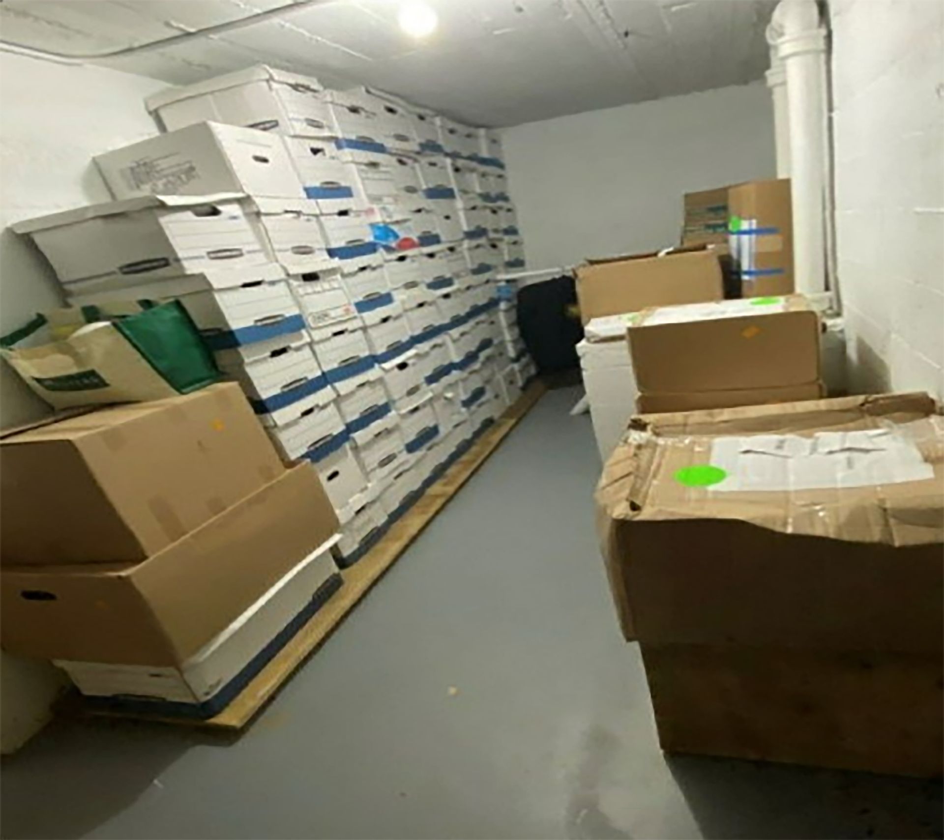 Sur cette photo fournie par le ministère américain de la Justice, on peut voir des piles de cartons dans la salle de stockage de la propriété de Donald Trump à Mar-a-Lago.