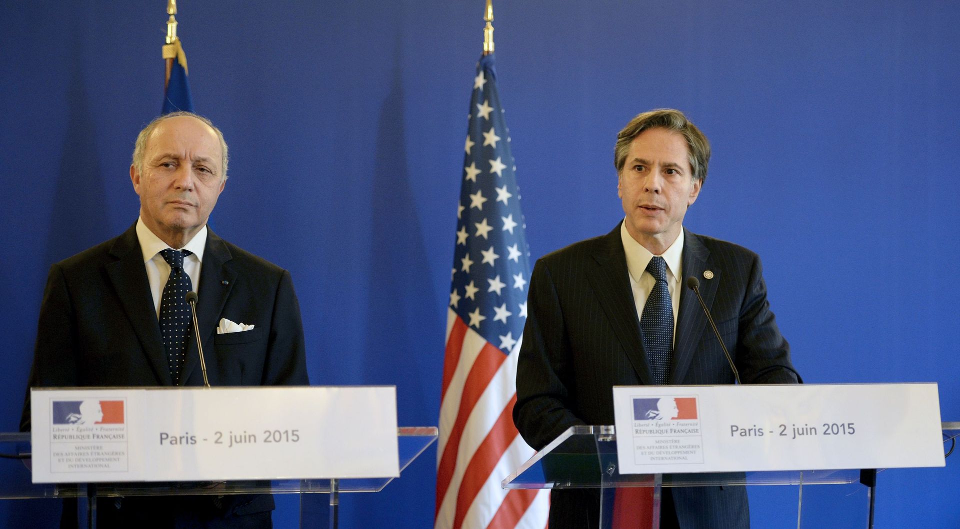 Antony J Blinken (à droite), sous-secrétaire d'État américain (francophile) avec le ministre français des Affaires étrangères, Laurent Fabius, lors d'une conférence de presse conjointe à la suite d'une réunion avec les ministres des Affaires étrangères de