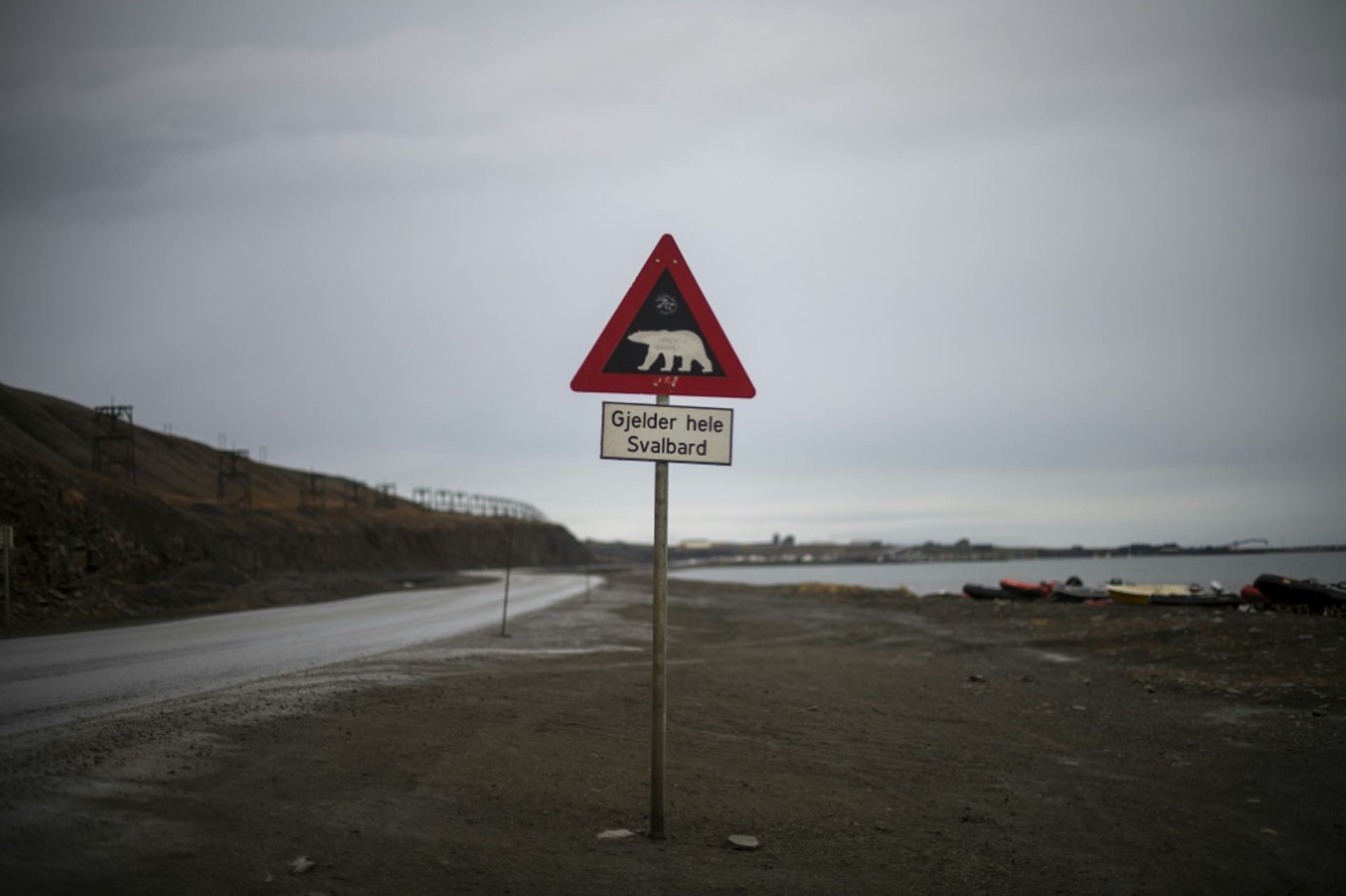Panneau routier avertissant la présence d’ours polaires à Svalbard, en Norvège, le 25 septembre 2021.