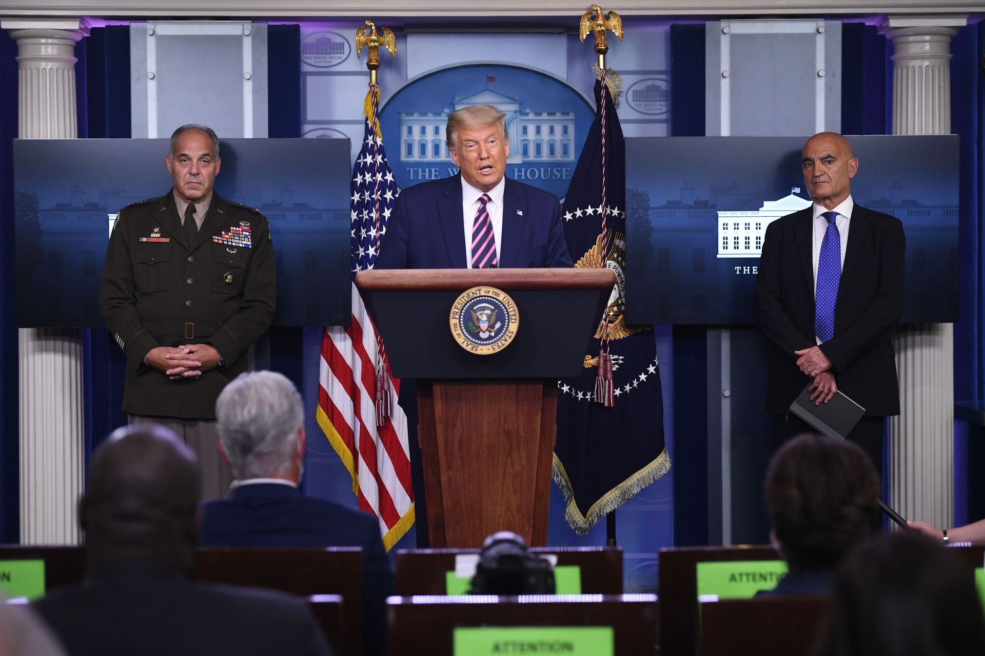 Le président Donald Trump, avec Moncef Slaoui et le général Gustave Perna, tous deux chargés de l'opération "Warp Speed" - septembre 2020