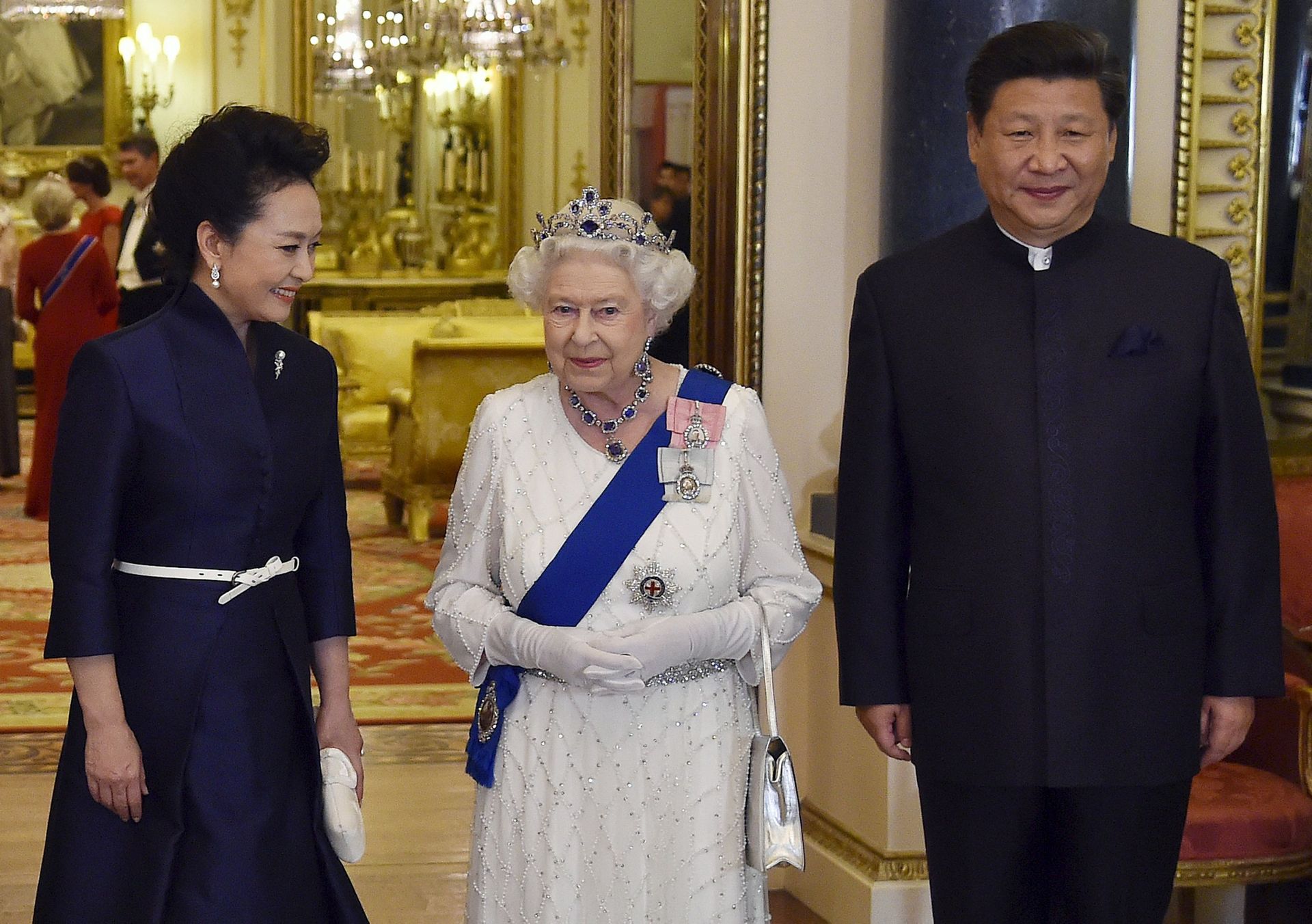 20 octobre 2015, Buckingham Palace, la reine Elizabeth II portant sa parure de saphirs et diamants, accompagnée de Xi Inping, président de la République populaire de Chine et de son épouse Peng Liyuan. 