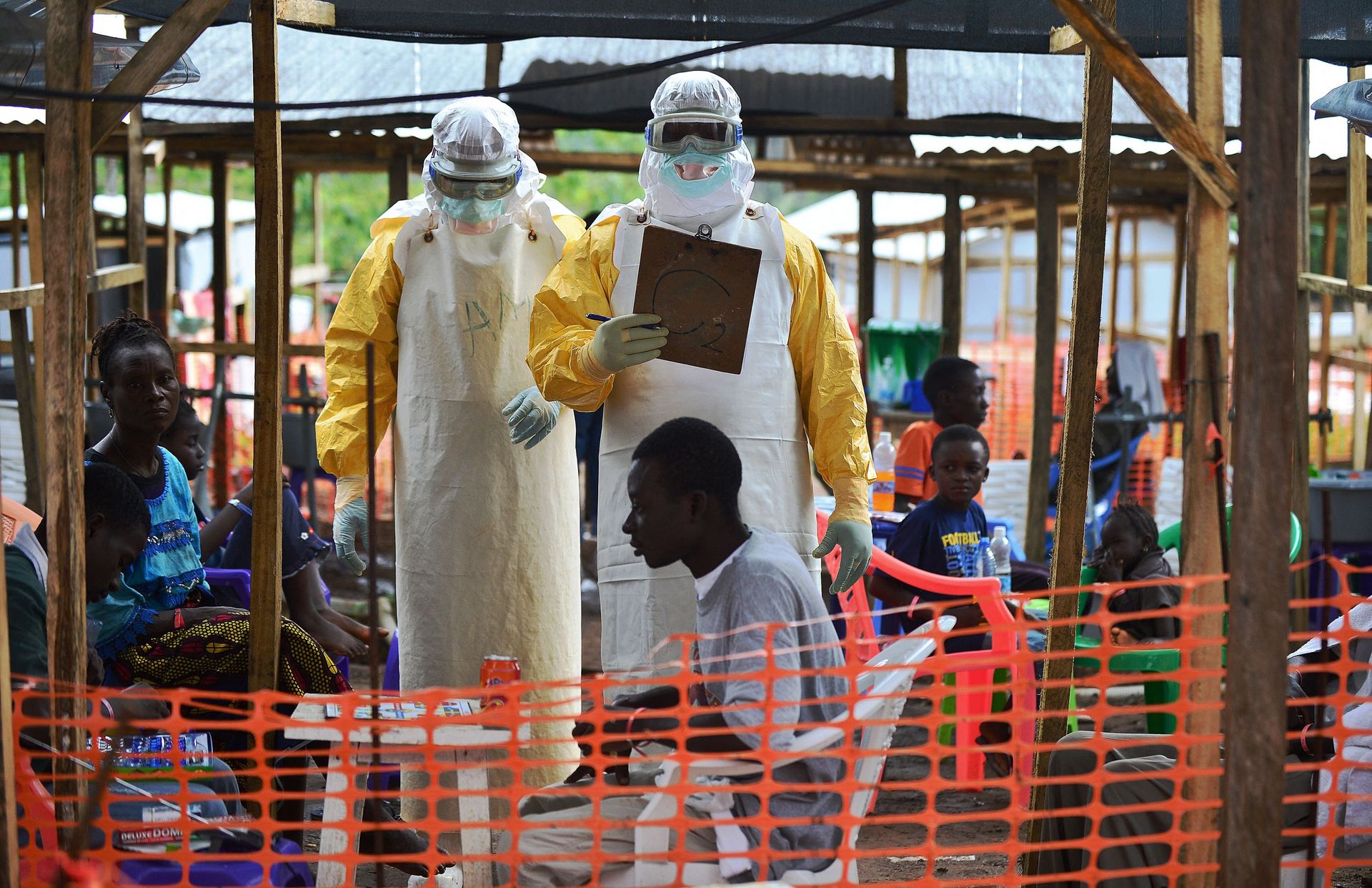 La virulence du virus Ebola oblige les travailleurs humanitaires de porter des protections extrêmes afin d'éviter tout risque de contagion. 