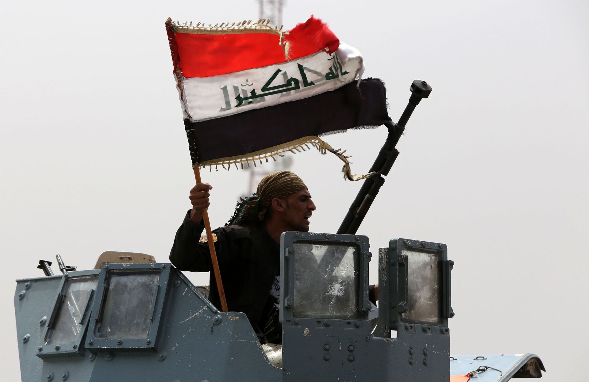 Un membre des forces anti-terroristes irakiennes, célébrant la reprise d'un check-point à Badriyah, près de Mossoul