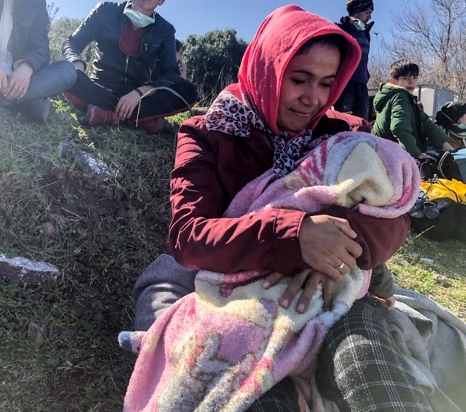 Ces migrants afghans sont arrivés de Turquie par la mer. Après avoir passés deux jours sur la plage, les autorités ne savent pas où les emmener. 