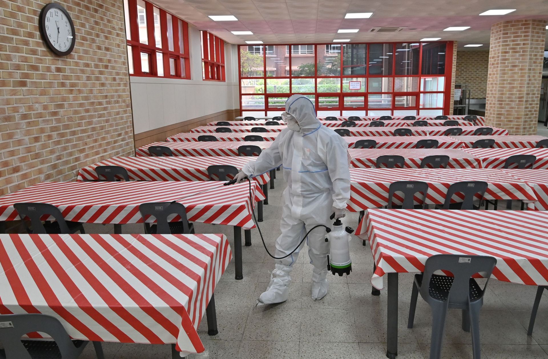 Désinfection d'un restaurant scolaire à Séoul