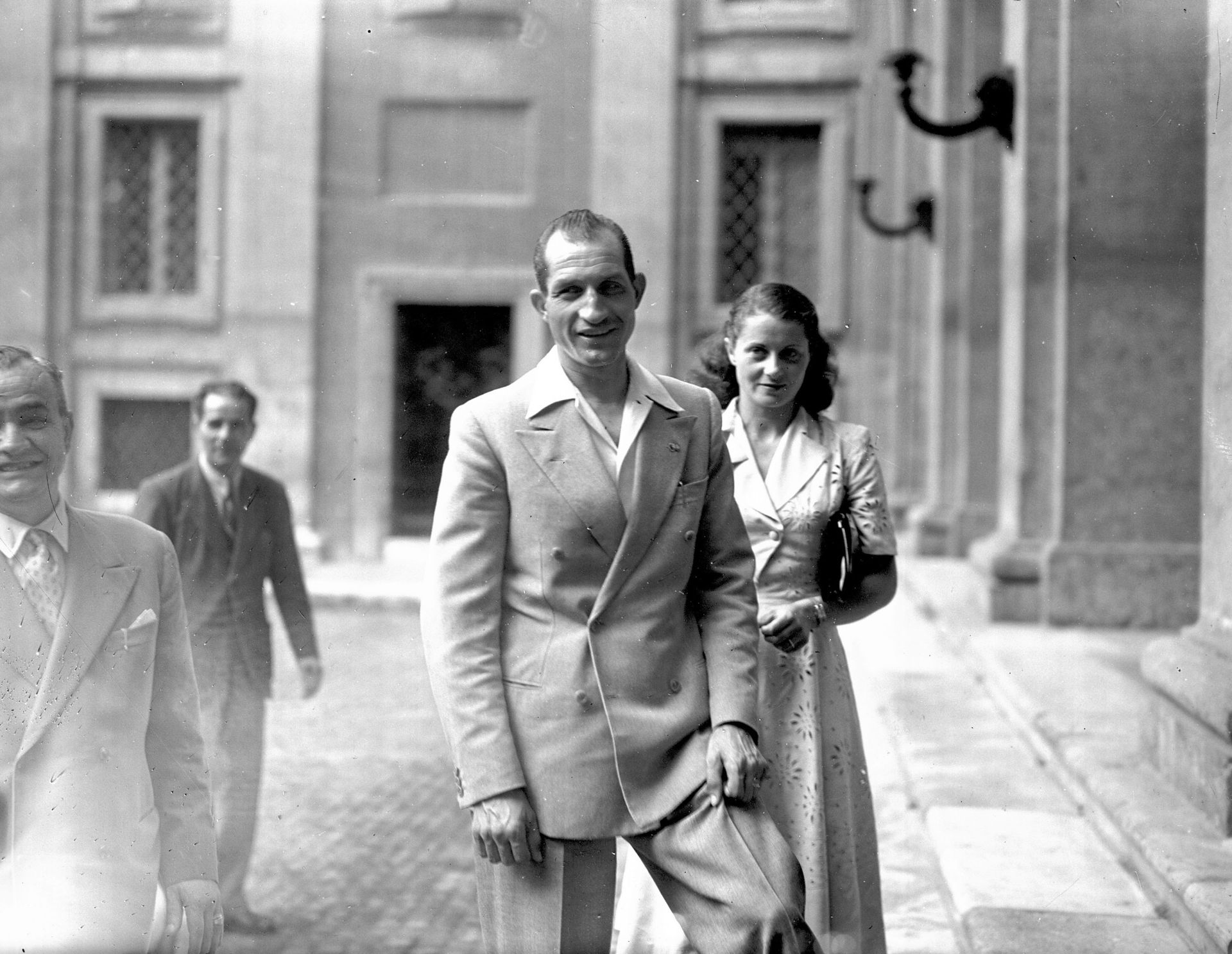 Gino et son épouse Adriana Bani reçus au palais du Quirinal à Rome, en 1948 : sa victoire au Tour de France de cette année-là a évité une révolution en Italie.