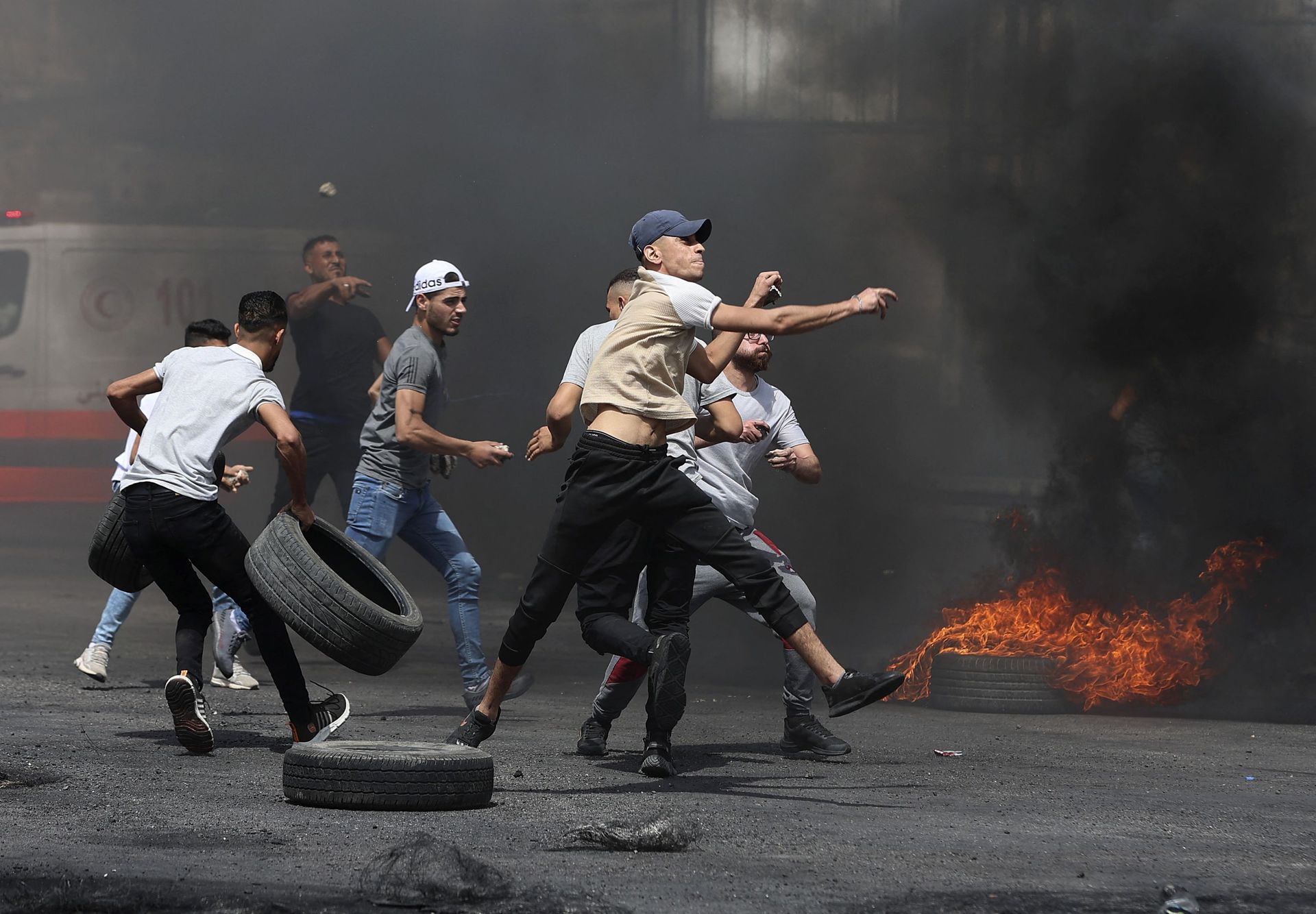 Affrontements entre des palestiniens et les forces de sécurité israéliennes au checkpoint de Hawara au sud de la ville de Naplouse, en Cisjordanie occupée, le 21 mai 2021, à la suite de manifestations de soutien aux Palestiniens à Sheikh Jarrah à Jérusale