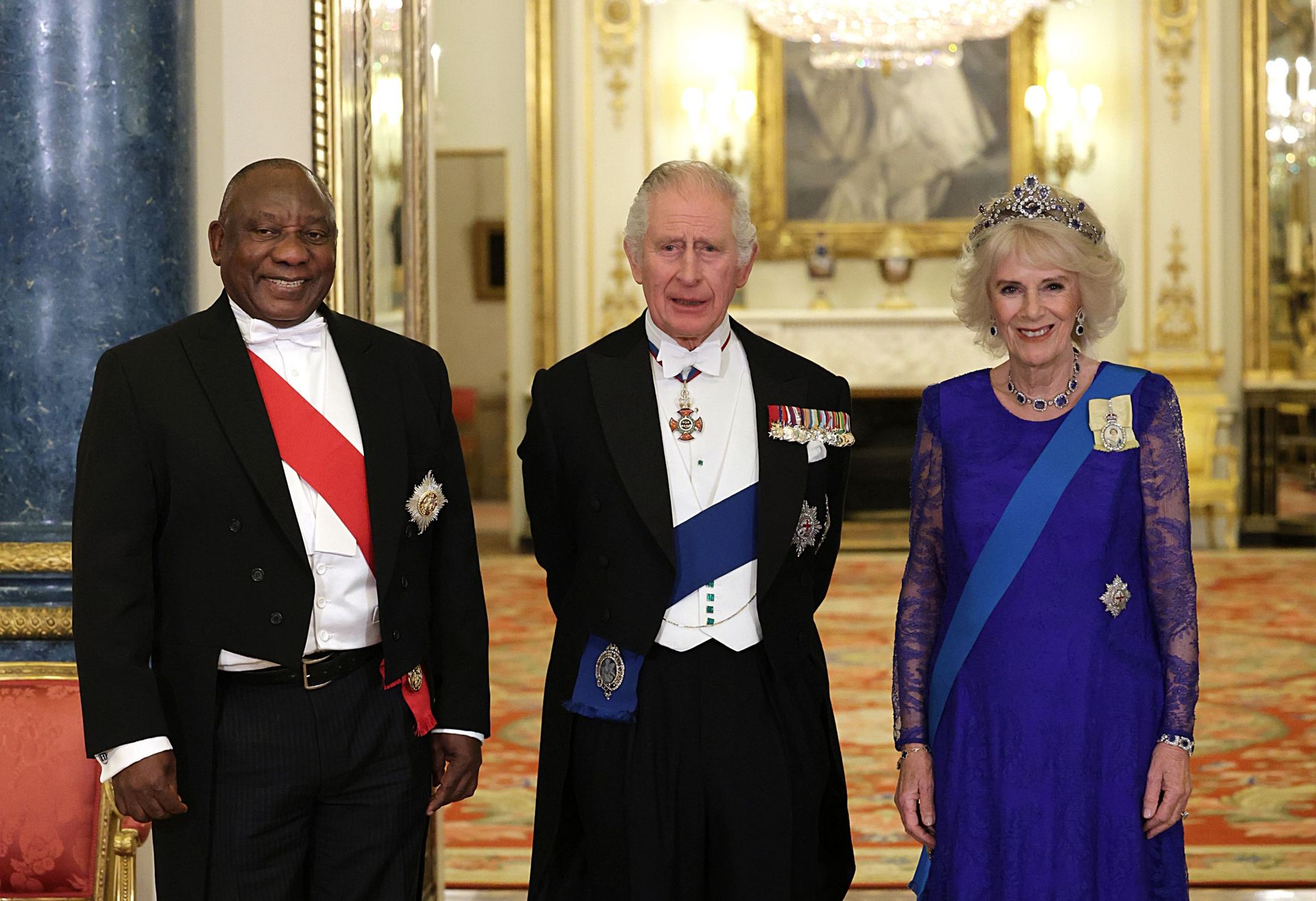2 - 22 novembre 2022, Buckingham Palace, le roi Charles III entouré de son épouse, Camilla portant la parure de saphirs et diamants, et du président sud-africain Cyril Ramaphosa. 