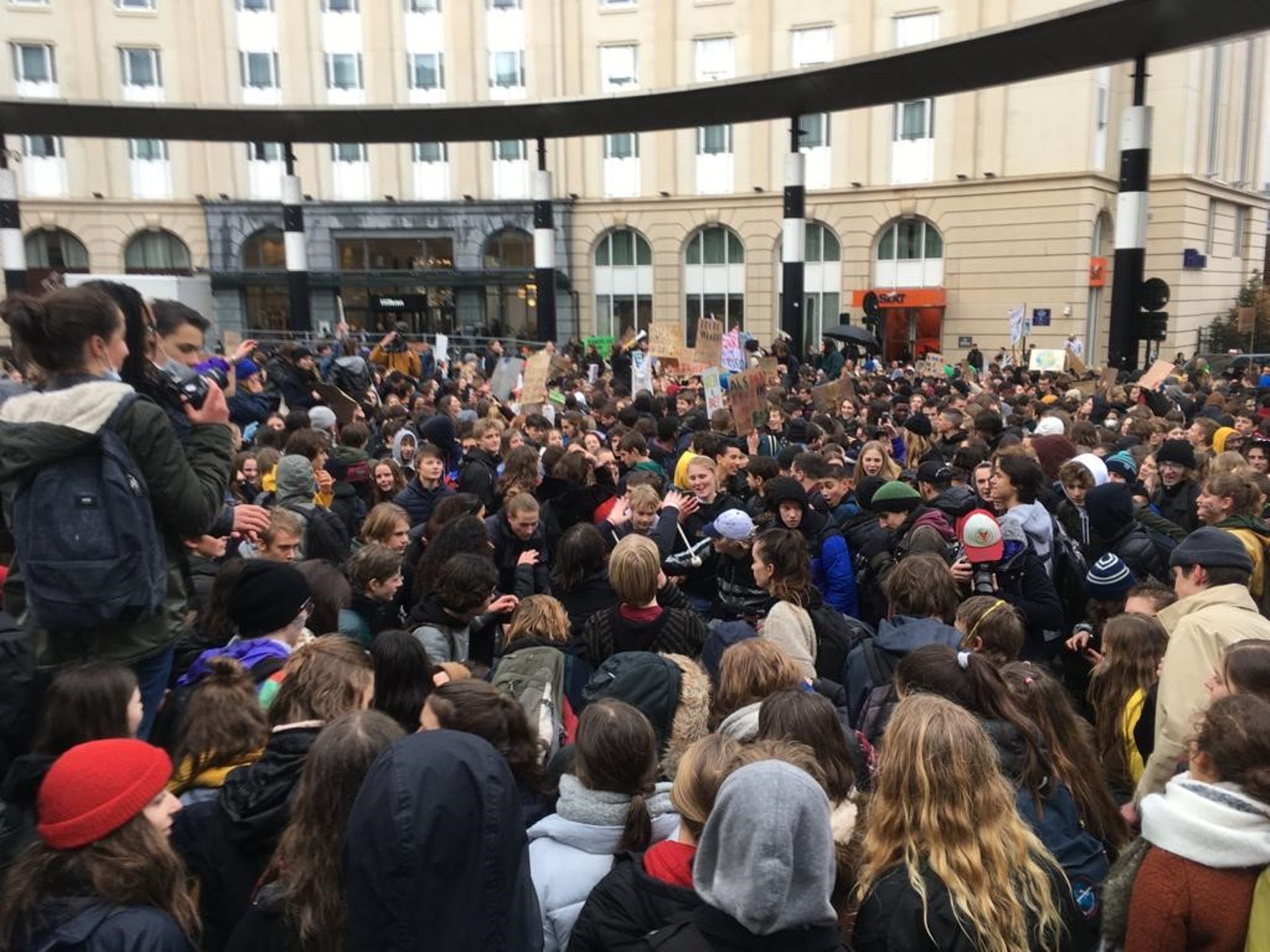 Plus de 12.500 élèves ont marché dans les rues de Bruxelles pour le climat 