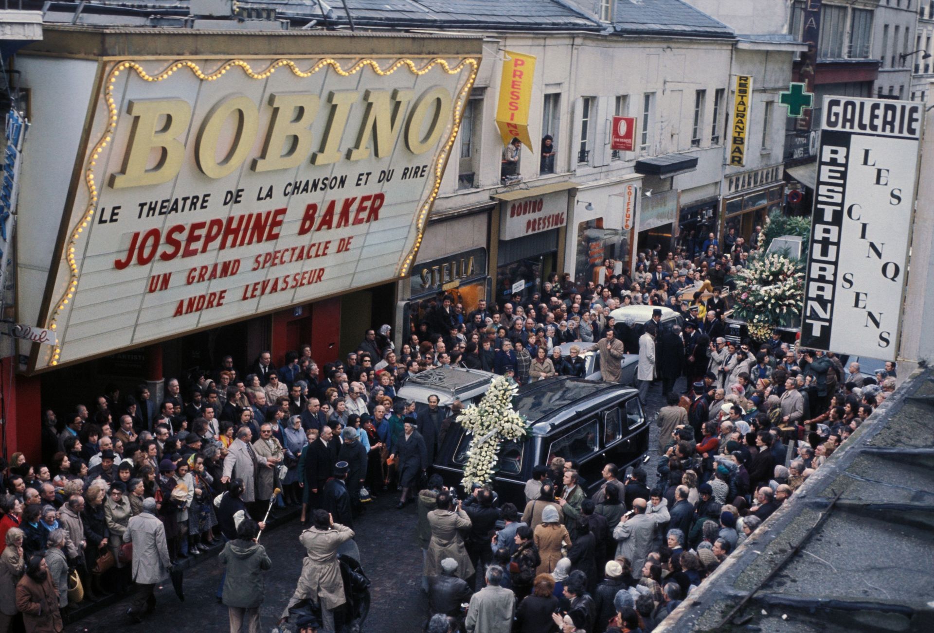Obsèques de Joséphine Baker le 15 avril 1975, devant la salle Bobino où elle se produisait