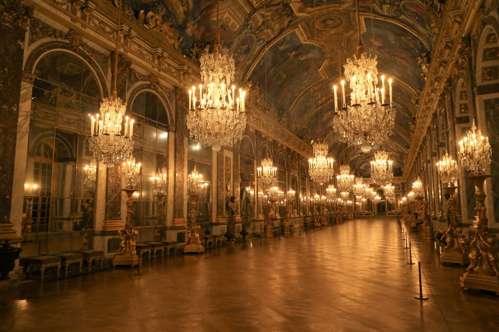 La galerie des Glaces dans son immense splendeur classique
