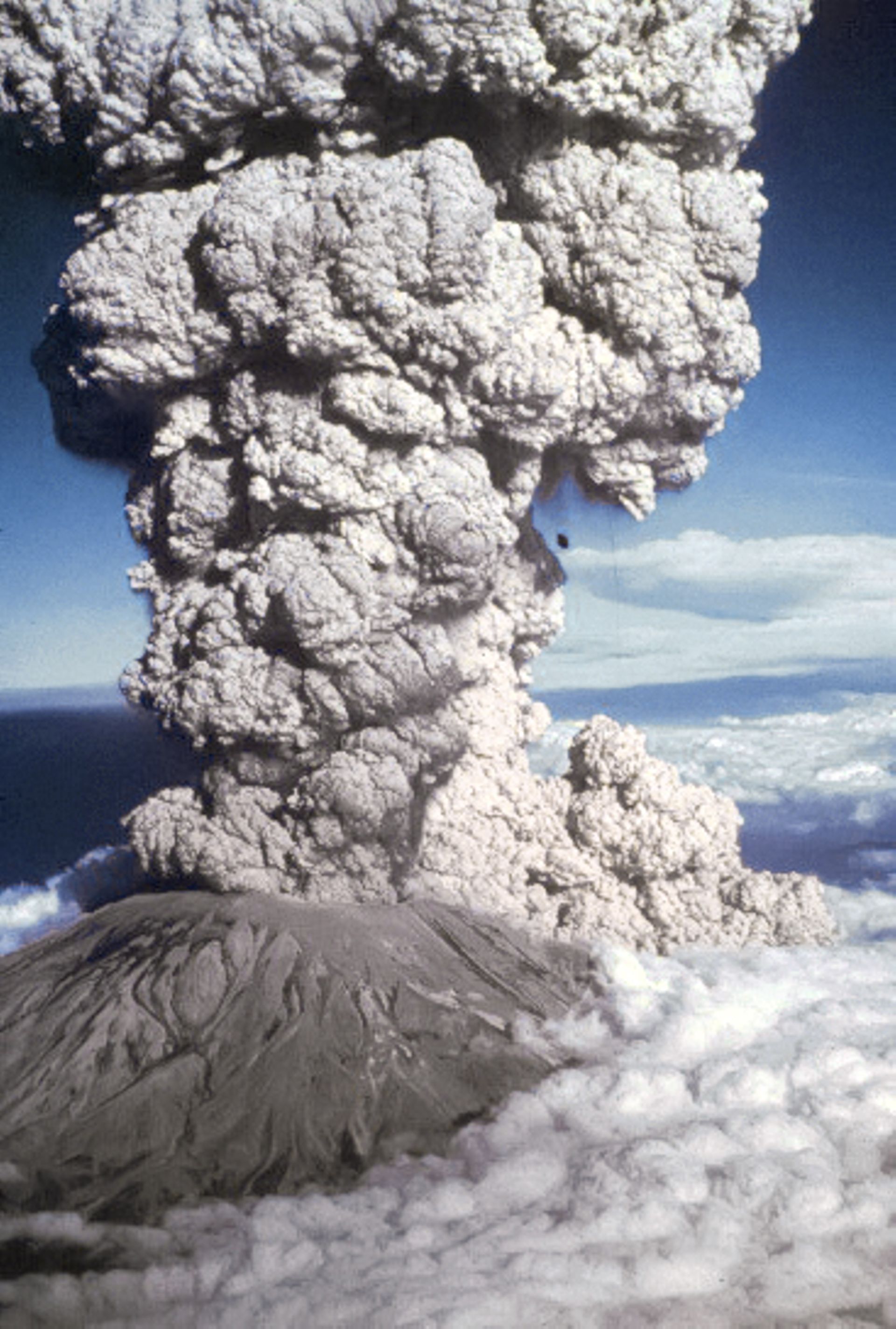 Pendant plusieurs heures, le Mont Saint-Helens cracha dans le ciel le fruit de sa colère. 