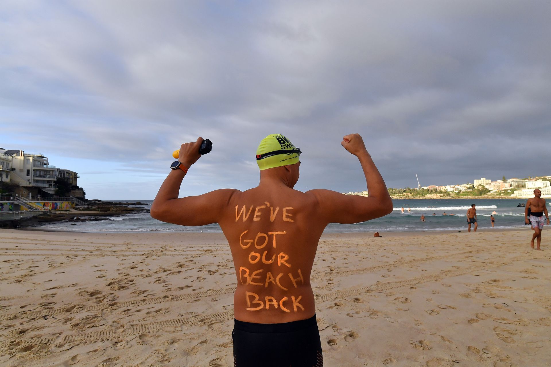 Sportif visiblement ravi de revoir sa plage de Bondi Beach, le 28 avril 2020 à Sydney 