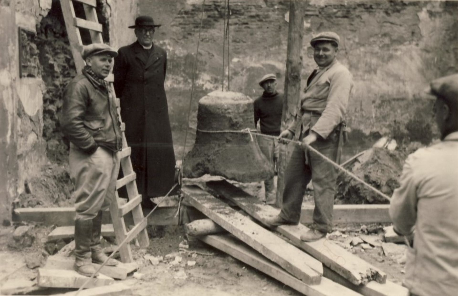 Vers 1950, les cloches de Saint-Pierre de Lessines, enfouies dans le fond de l’église, sont exhumées…