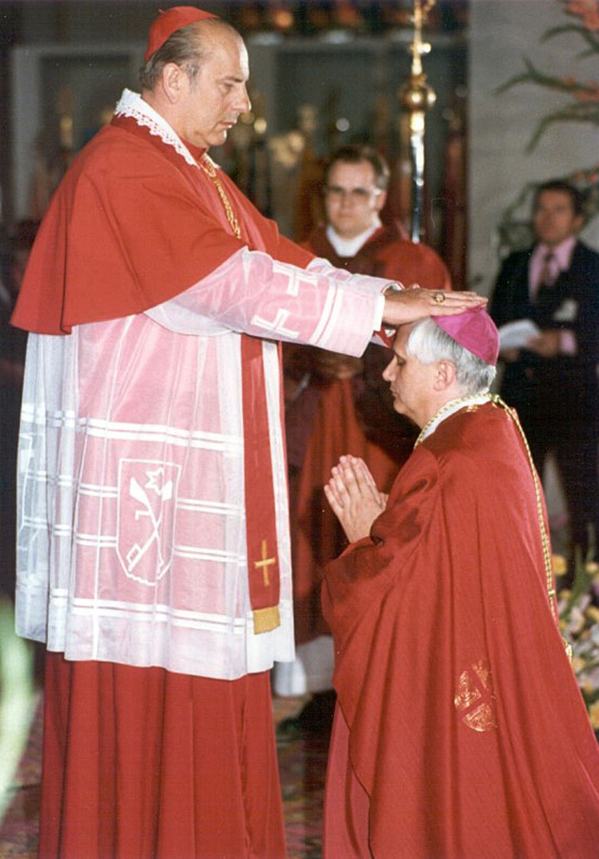 Joseph Ratzinger ordonné archevêque de Munich par l'archevêque de Berlin le 28 mai 1977