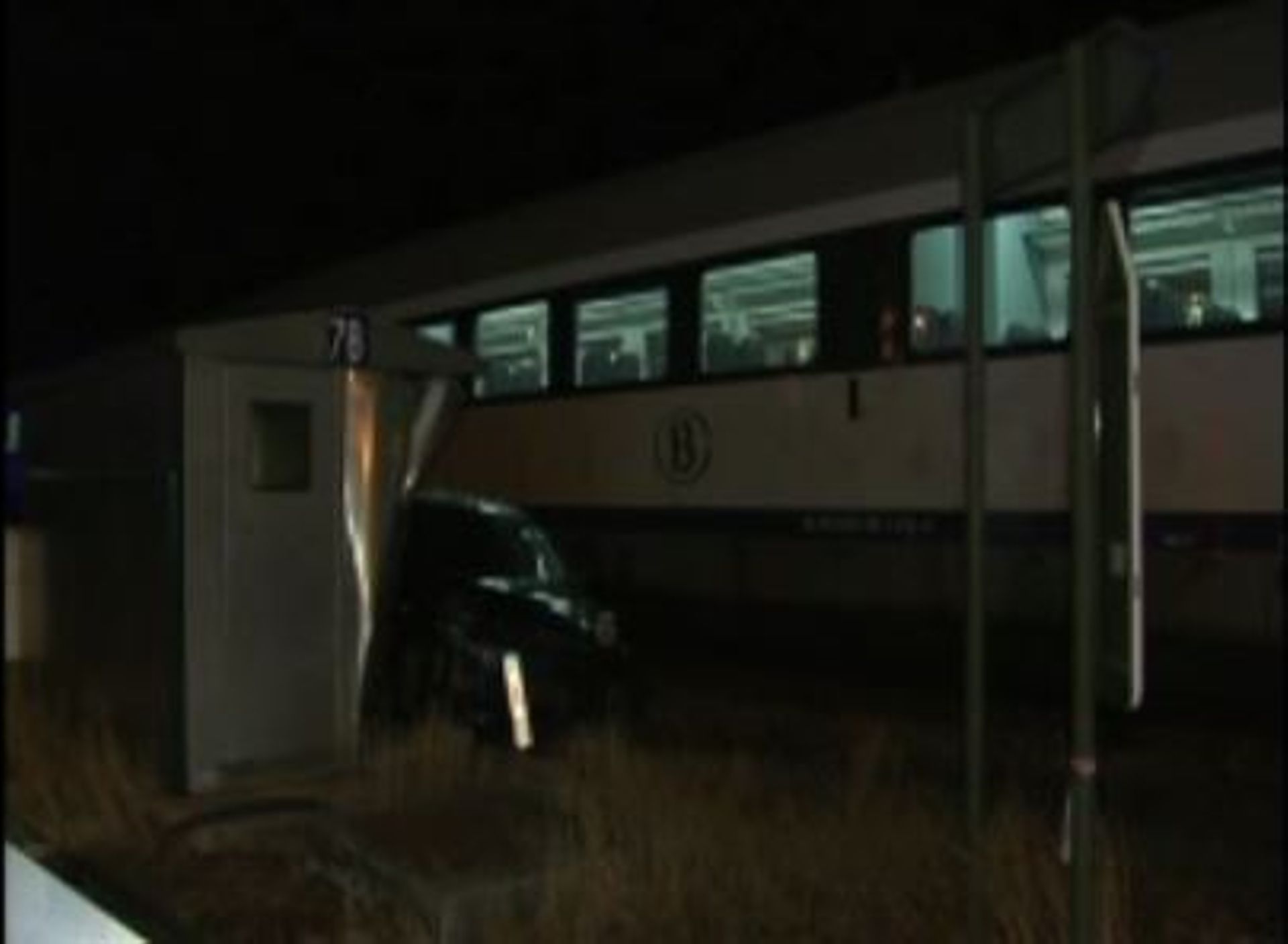 Le train n'a pas pu freiner à temps et a percuté la voiture, qui a été traînée sur plusieurs mètres. 