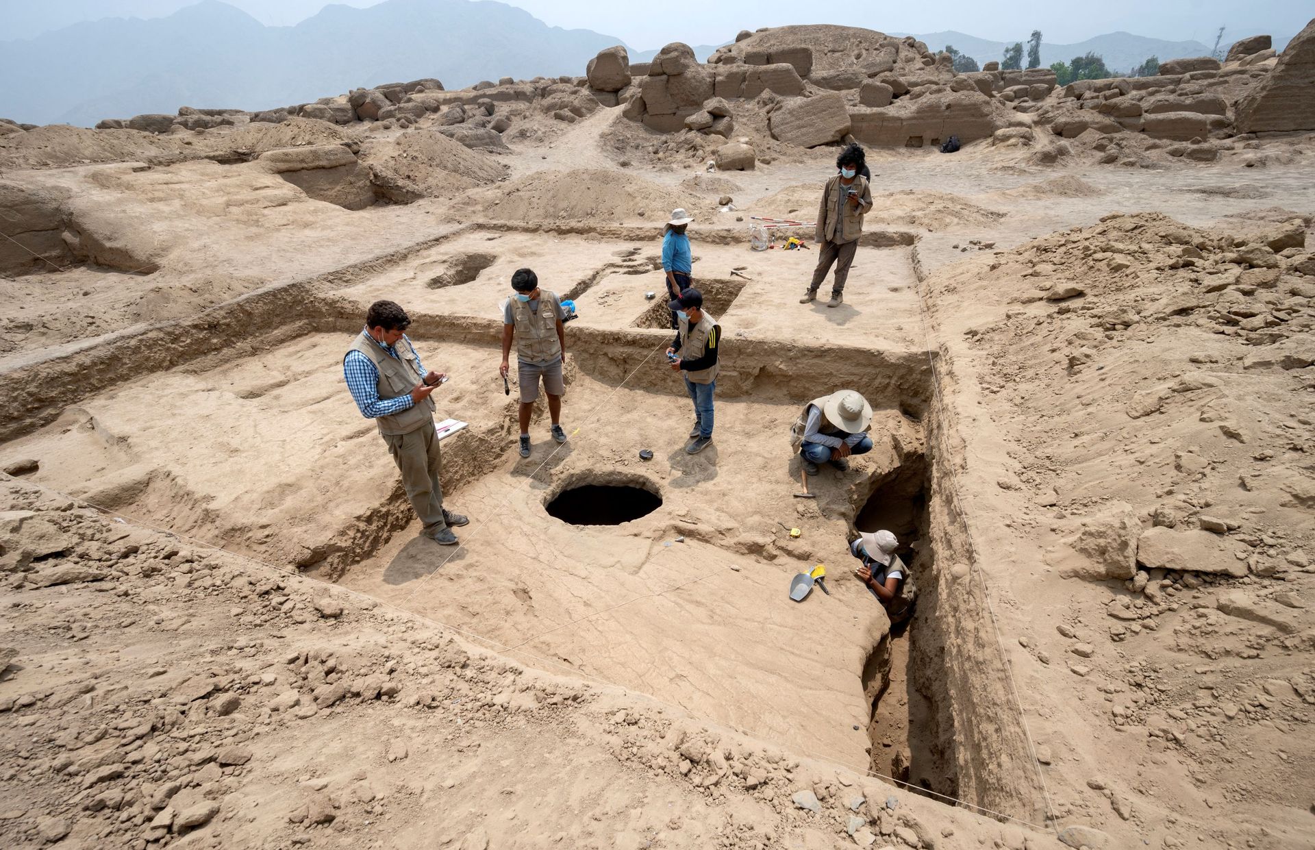 Le puits par lequel les archéologues ont accédé à la tombe