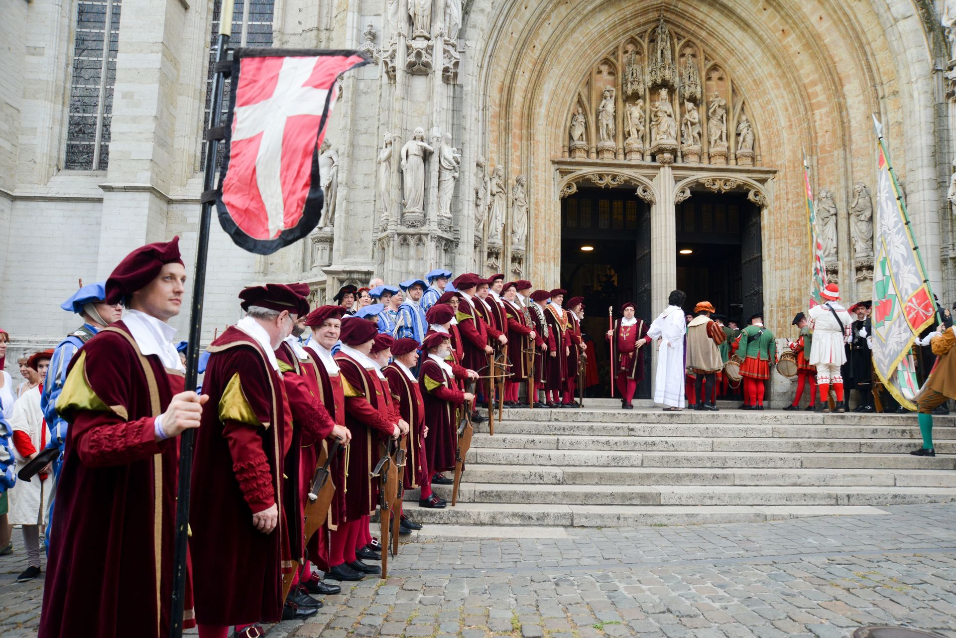 À l’occasion de l’Ommegang, l’actuel serment des Arbalétriers du Grand serment royal et de Saint-Georges de Bruxelles fait la haie d’honneur devant l’église du Sablon.