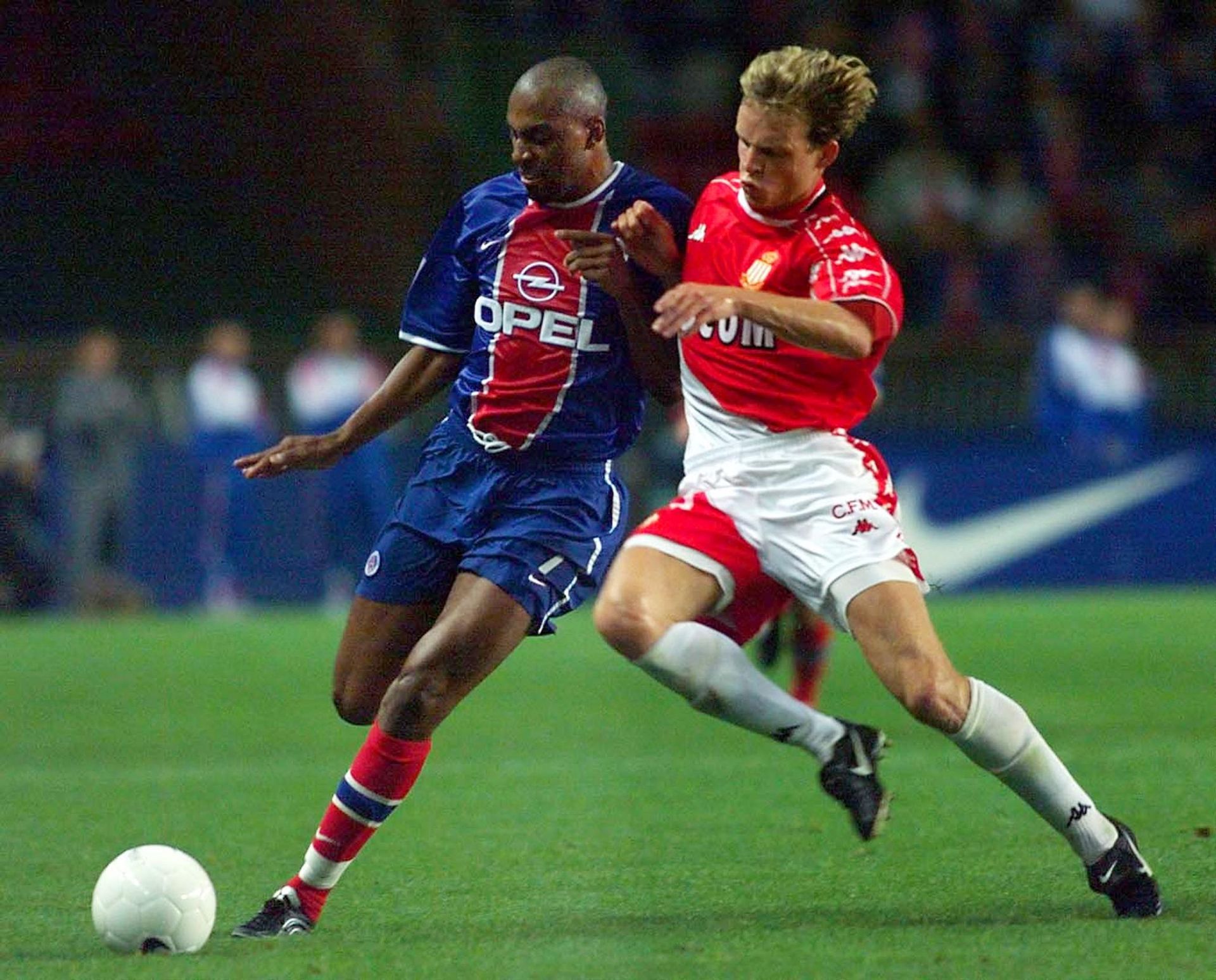 Bruno Irles et Aliou Cissé en duel lors d'un PSG-Monaco de 1999