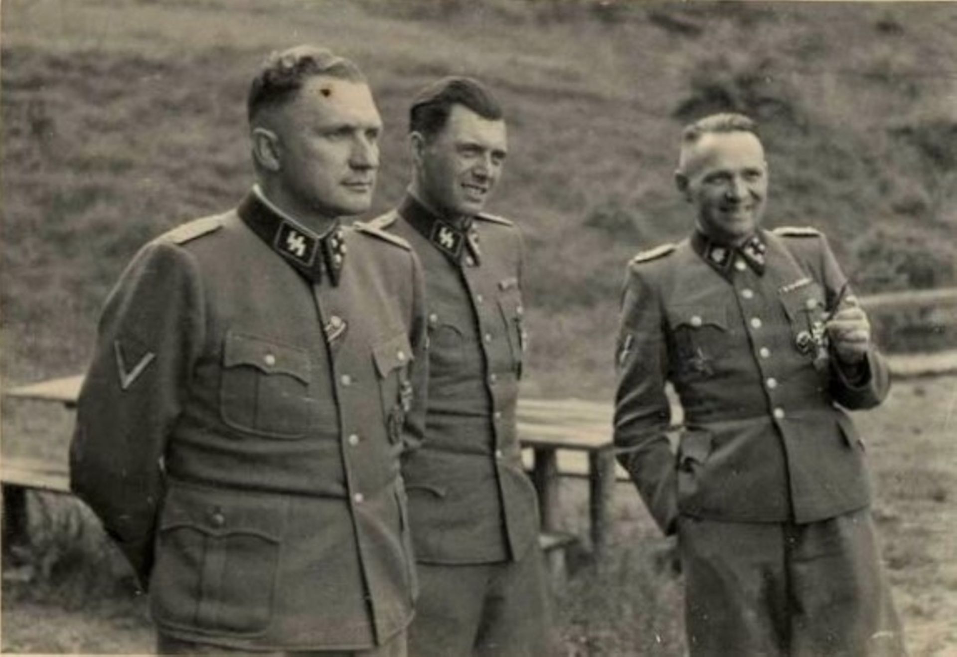 Richard Baer, commandant d’Auschwitz (1944-1945), le docteur Josef Mengele et Rudolph Höss, commandant d’Auschwitz (1940-1943). 
