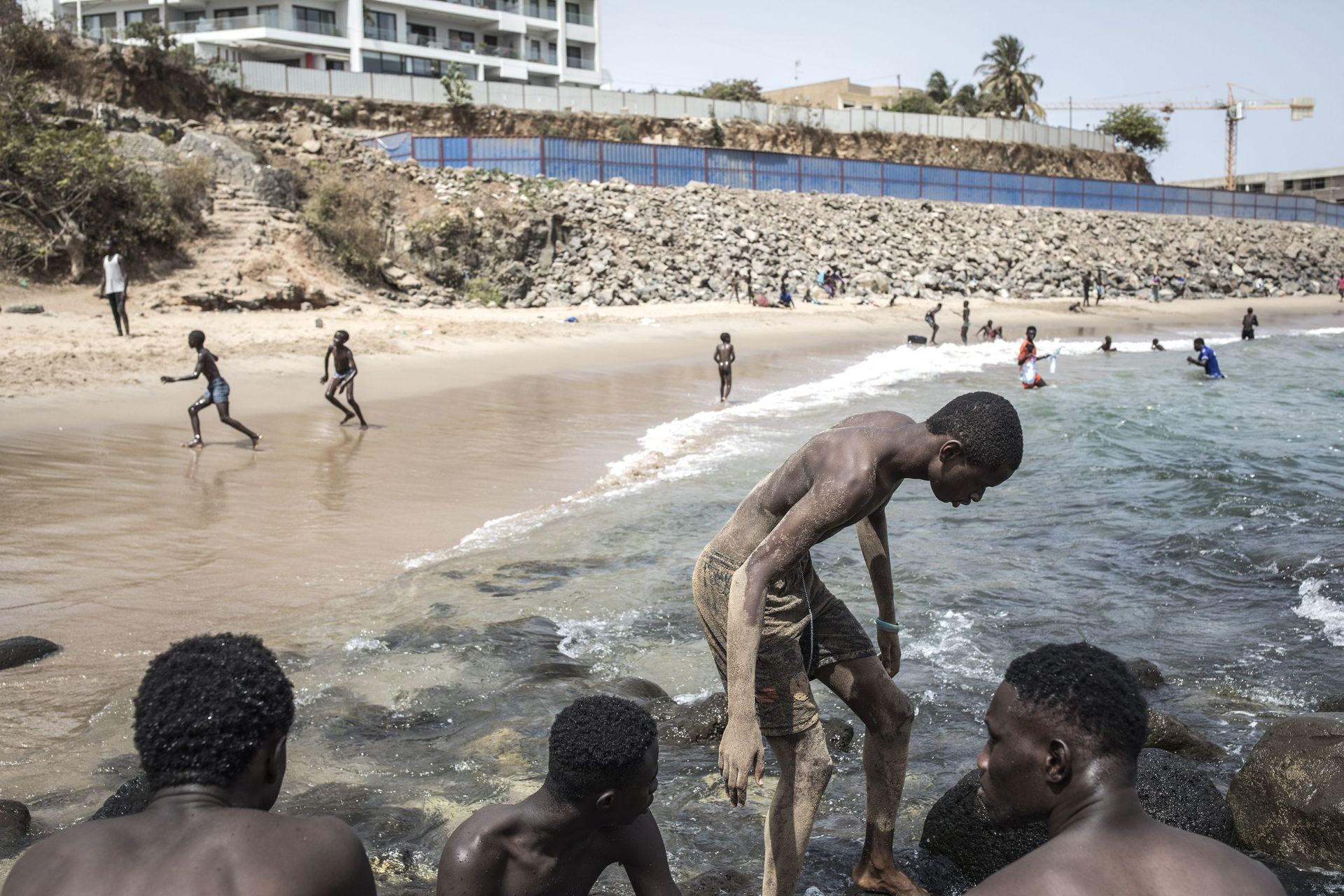 Jeunes gens se relaxant sur la plage Mermoz, à Dakar, le 27 juin 2020