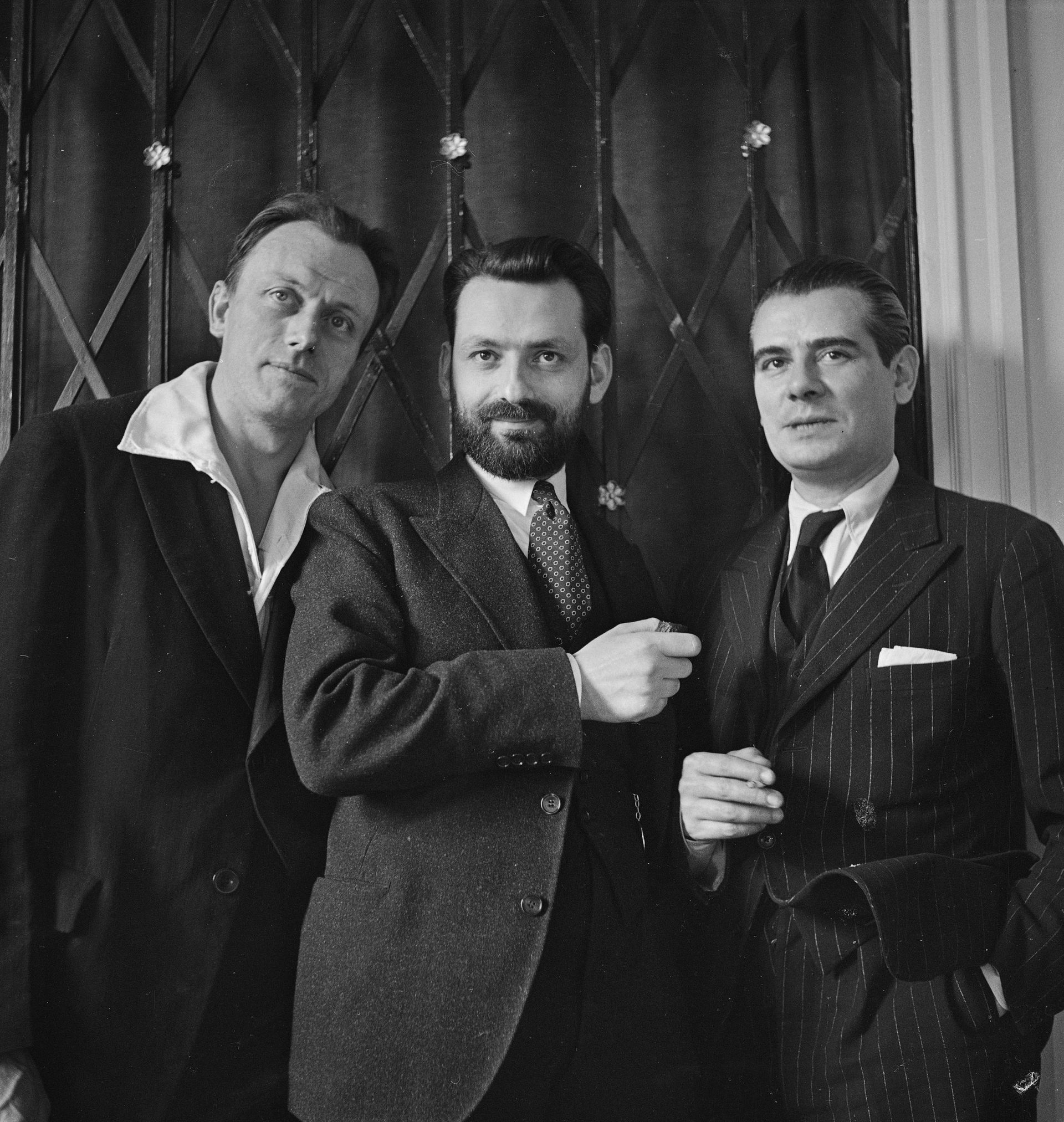 Claude Spaak, entouré de Paul Delvaux et de Marcel Herrand, à la Comédie des Champs Elysées, à Paris vers 1937, pour la pièce « L’Auberge des apparences », de Spaak.