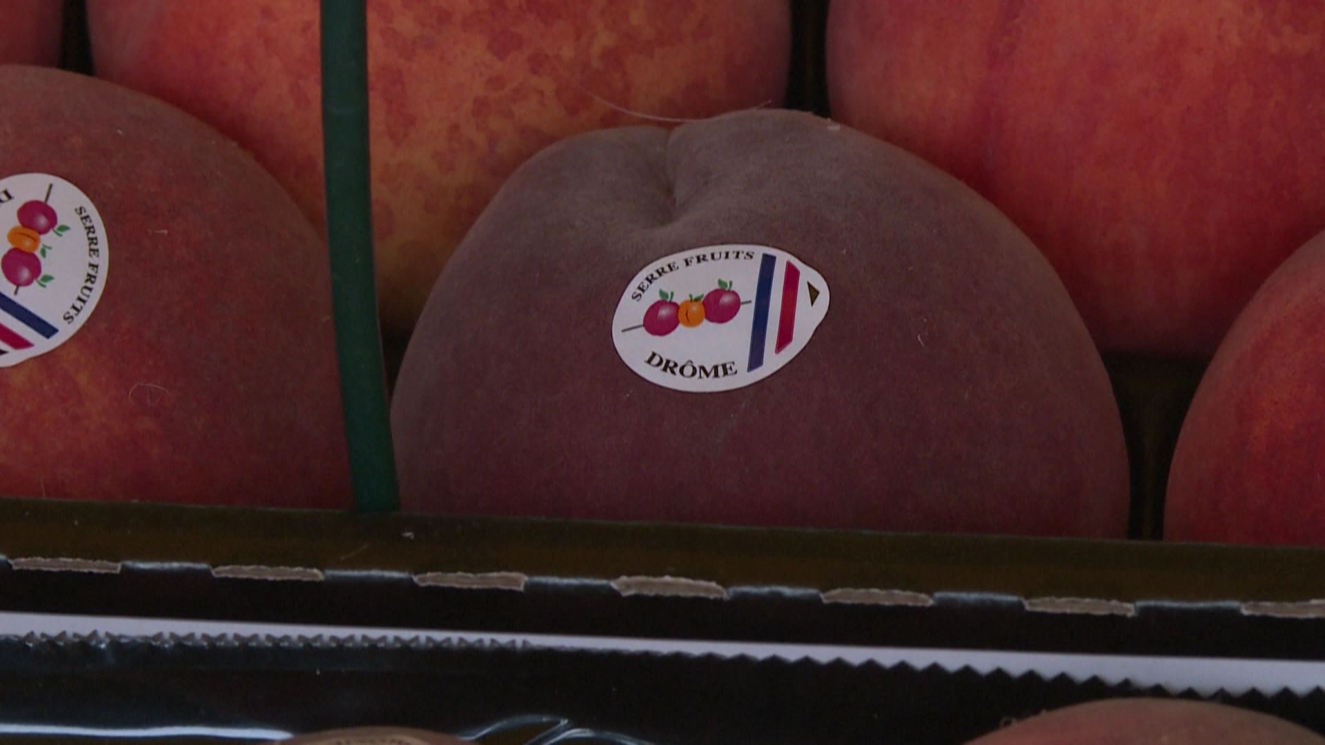 Les clients s'assurent de la provenance des fruits et légumes sur le marché de Rouen.
