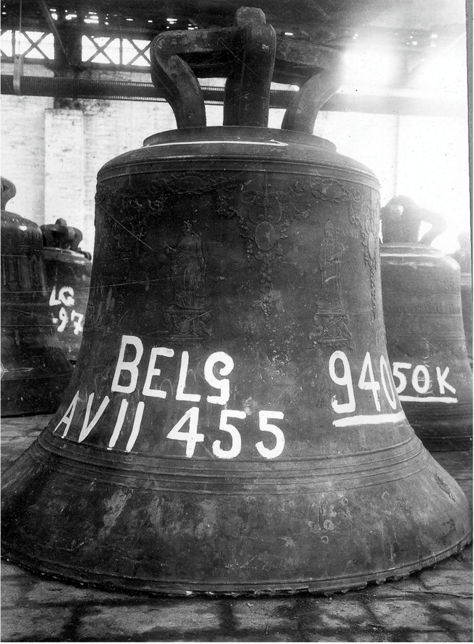 L’une des cloches de l’église Saint-Hubert à Durnal, bel exemple de classification : catégorie A, VII pour province de Namur, 455 pour le numéro propre à la cloche et son poids, 940 kg.