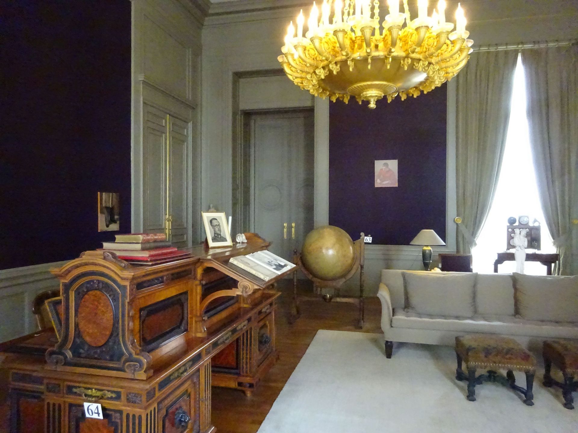 Le salon des Maréchaux, revu avec le décorateur Axel Vervoort ; autour du bureau d’Albert Ier, on y découvre les tableaux de Michaël Borremans
