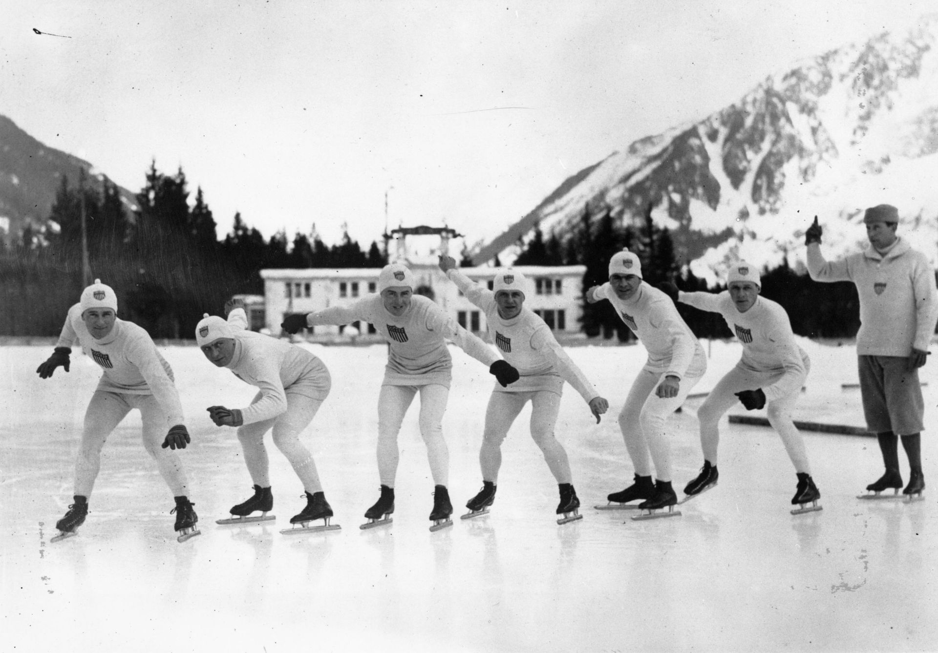 Des patineurs américains s’entraînent aux Jeux olympiques de Chamonix, en 1924. 