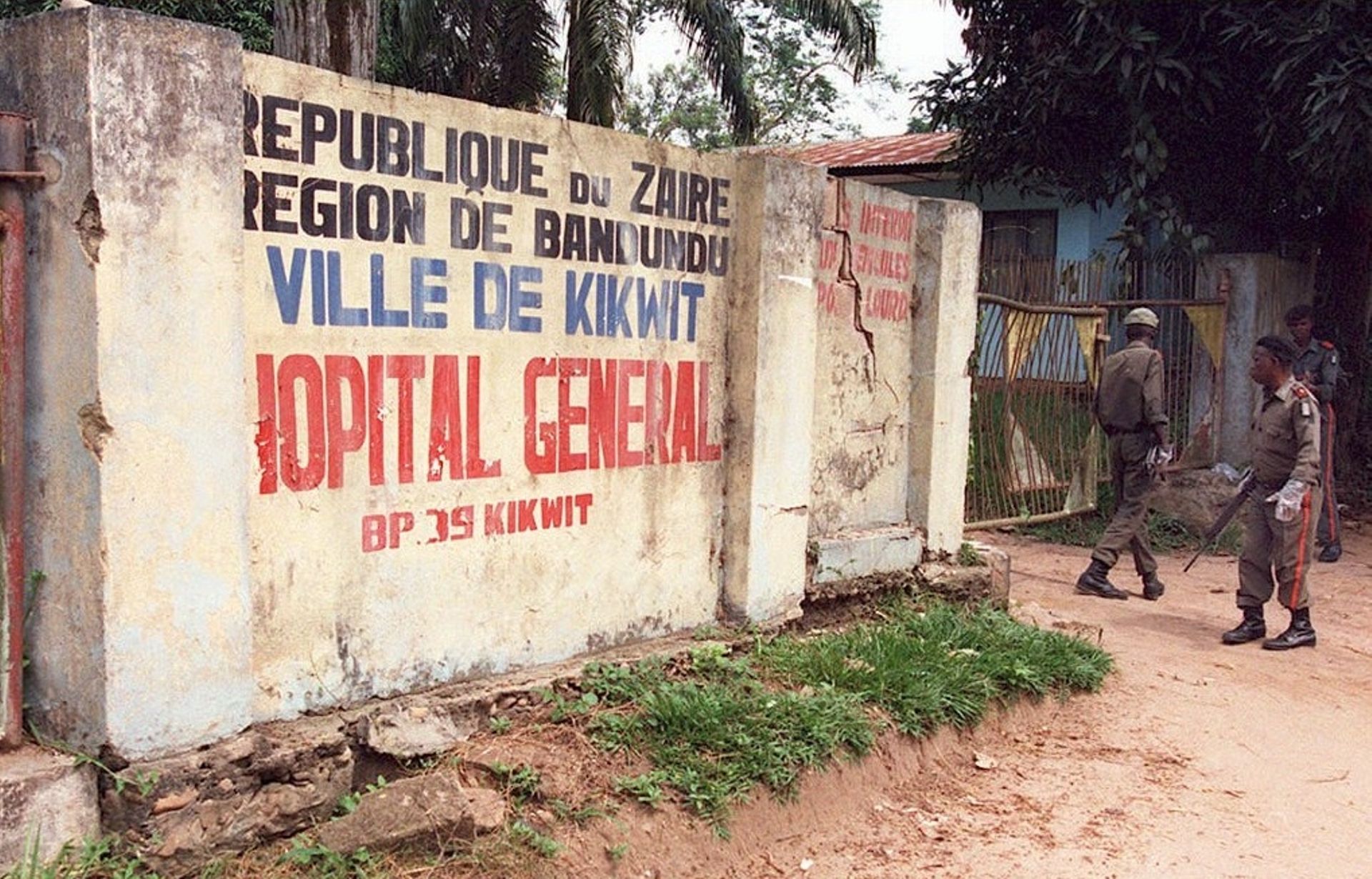 Des soldats zaïrois (à droite) montent la garde à l'entrée de l'hôpital de Kikwit, au Zaïre où des patients sont soignés pour le virus mortel Ebola.