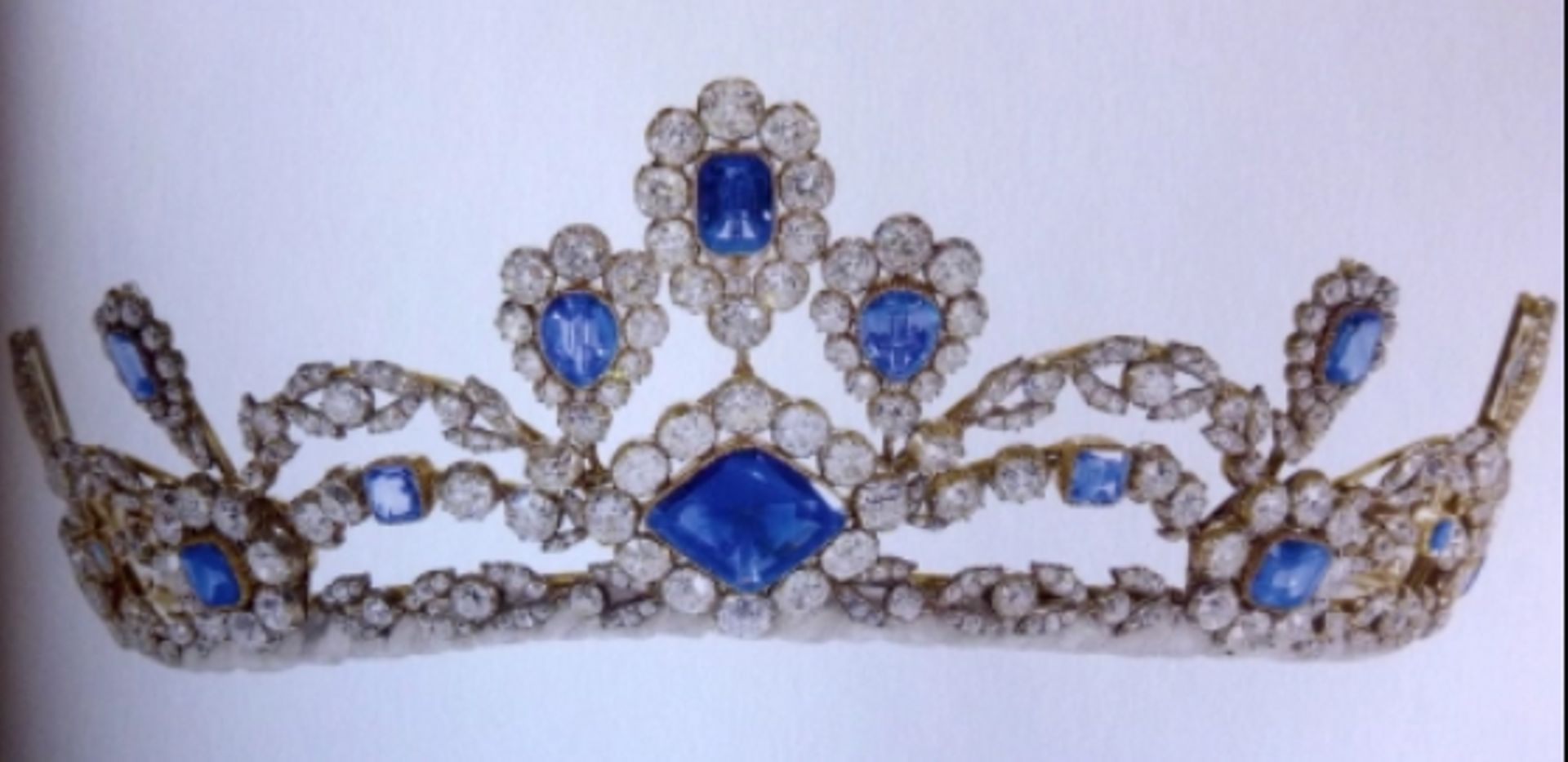 Le collier transformé en diadème pour Elizabeth II. 
