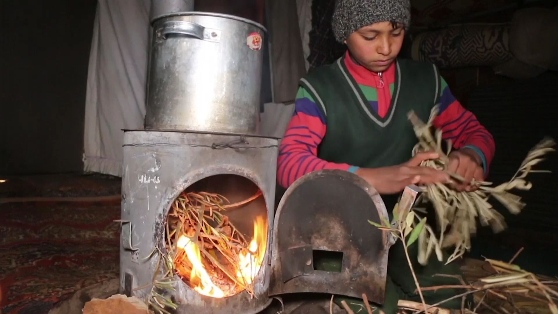 Sans bois, les réfugiés brûlent ce qu'ils trouvent pour se réchauffer et cuisiner.